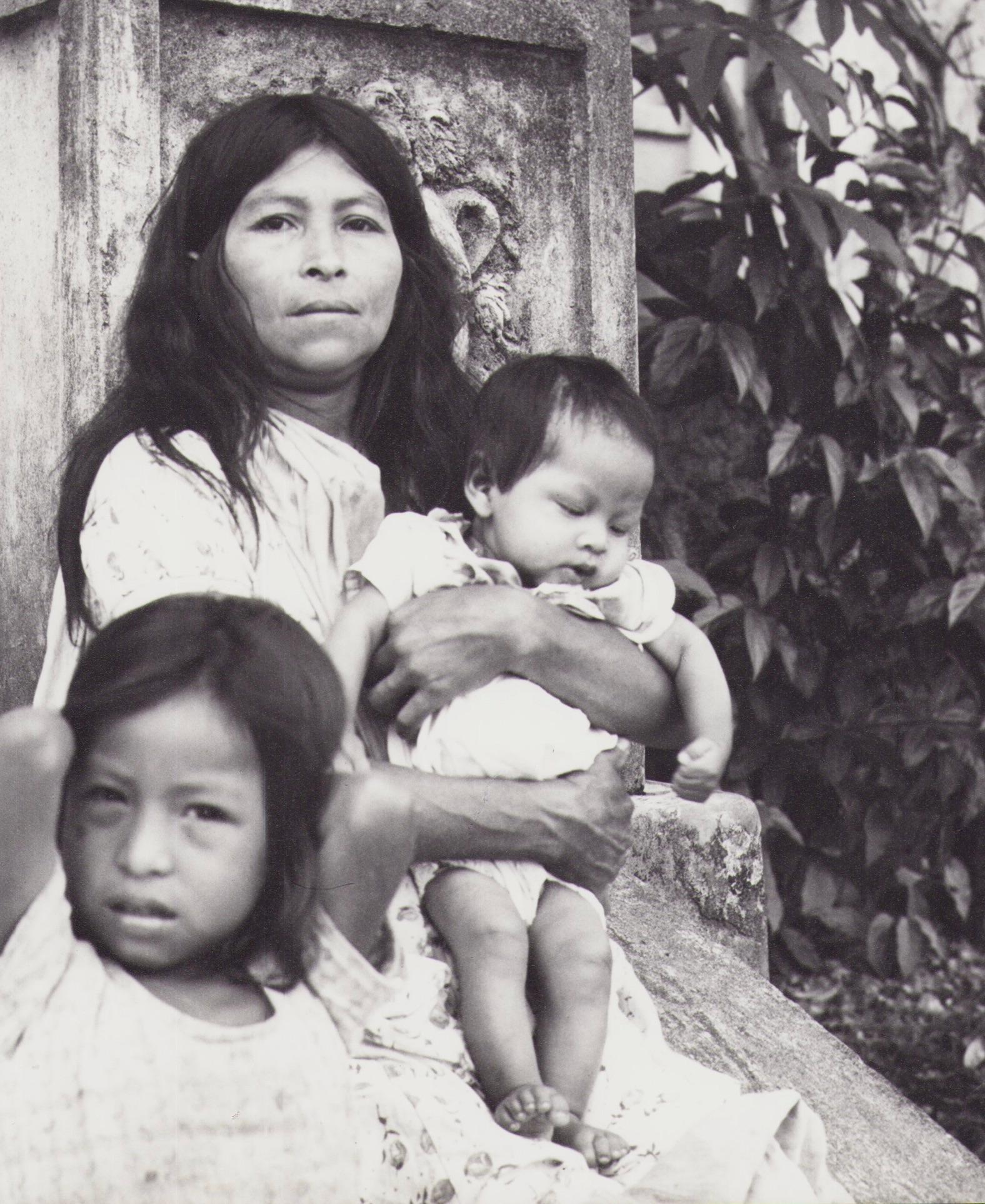 Ecuador, Mother, Black and White Photography, 1960s, 26, 3 x 22, 7 cm - Gray Portrait Photograph by Hanna Seidel