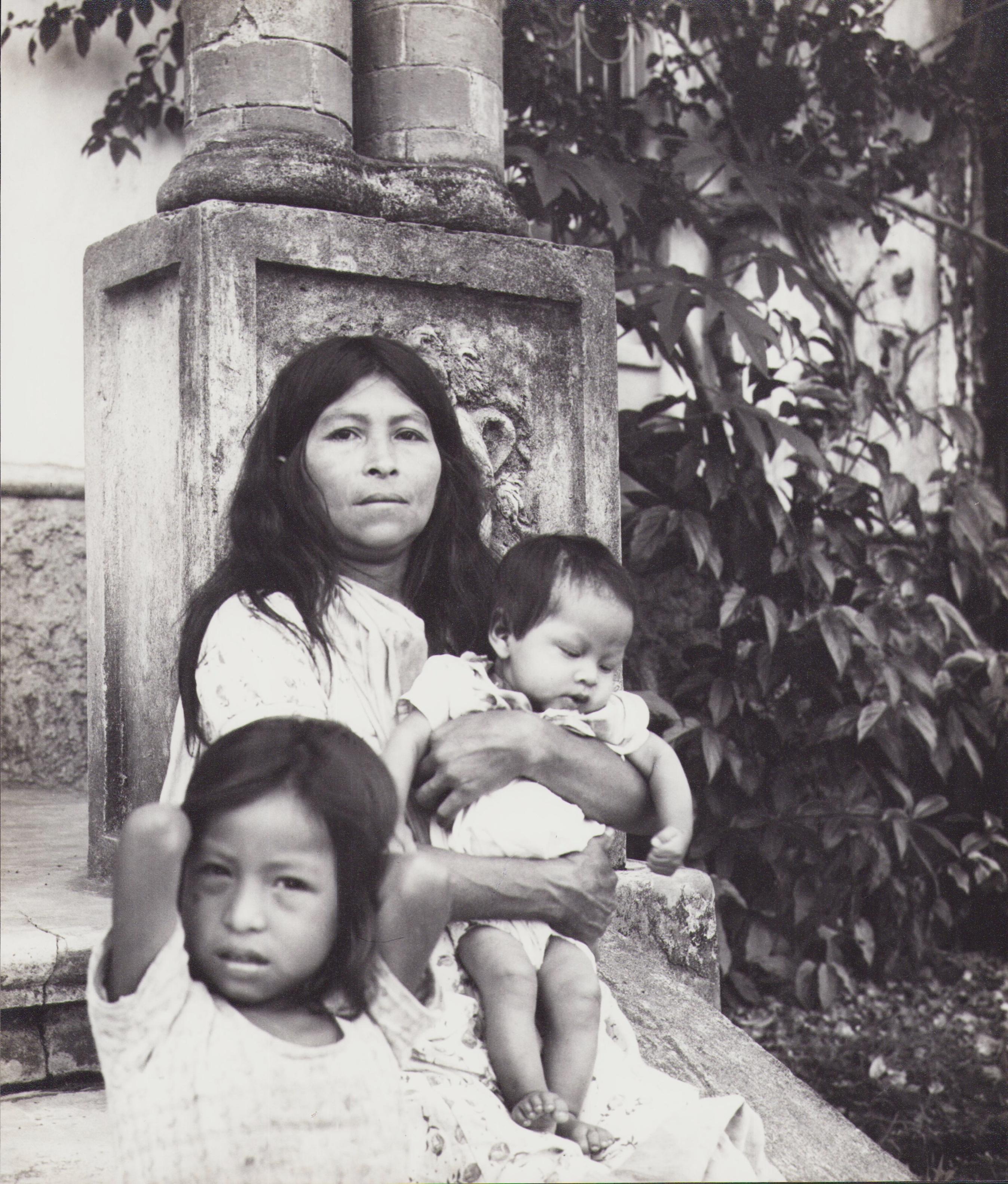 Hanna Seidel Portrait Photograph - Ecuador, Mother, Black and White Photography, 1960s, 26, 3 x 22, 7 cm