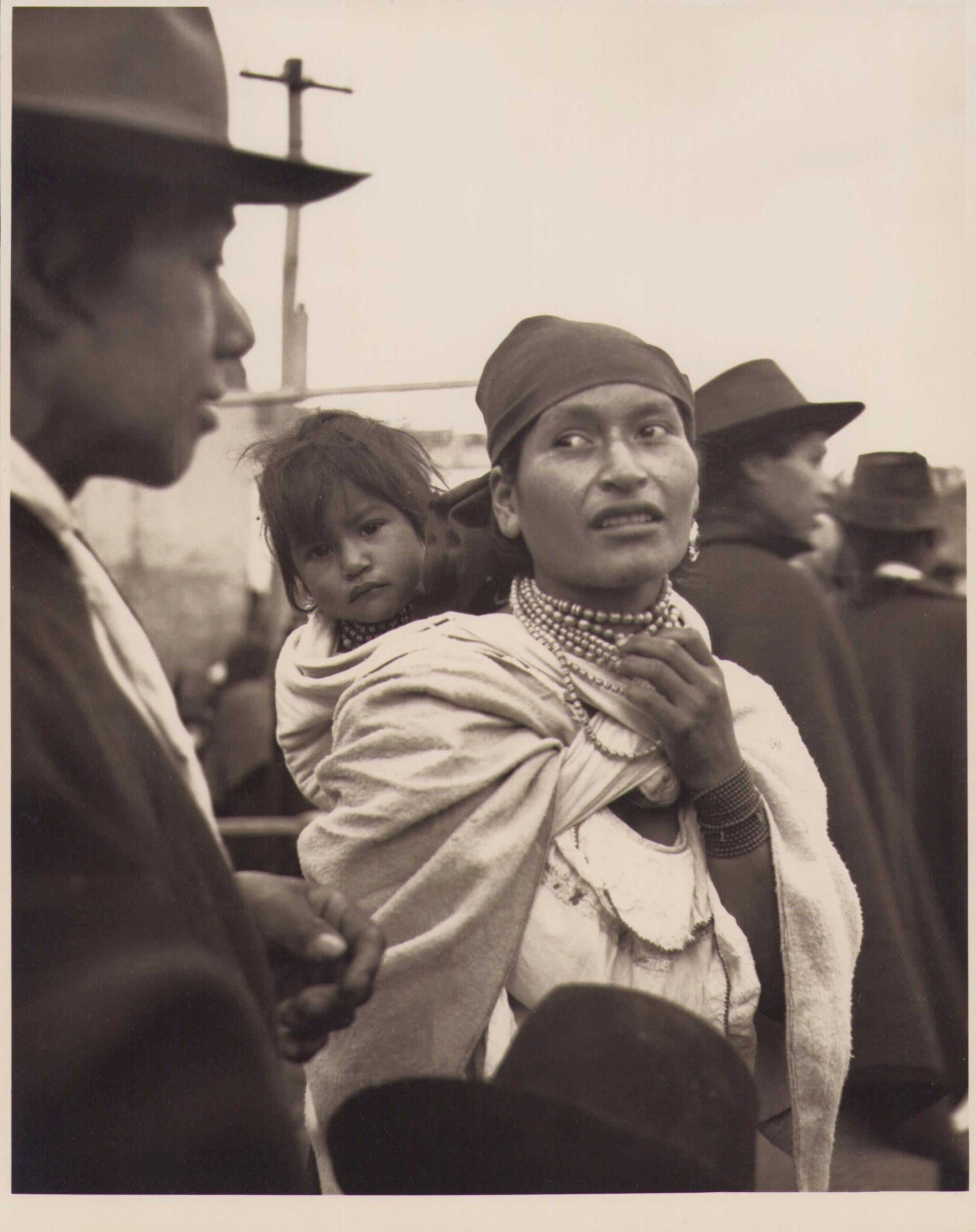 Hanna Seidel Portrait Photograph - Ecuador, Mother, Market, Black and White Photography, 1960s, 21, 8 x 17, 3 cm
