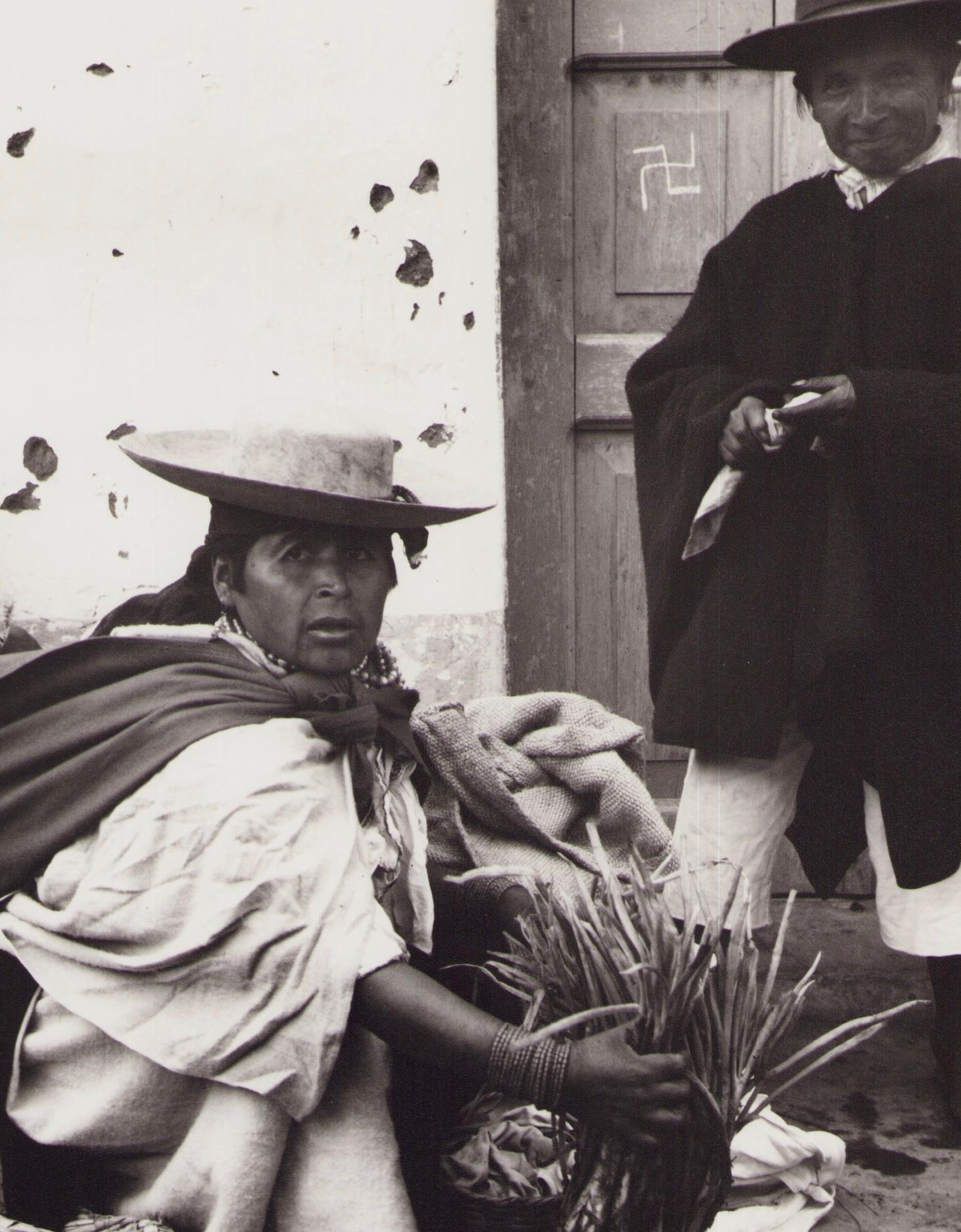 Équateur, vendeur, marché, photographie en noir et blanc, années 1960, 23,4 x 16,8 cm - Photograph de Hanna Seidel