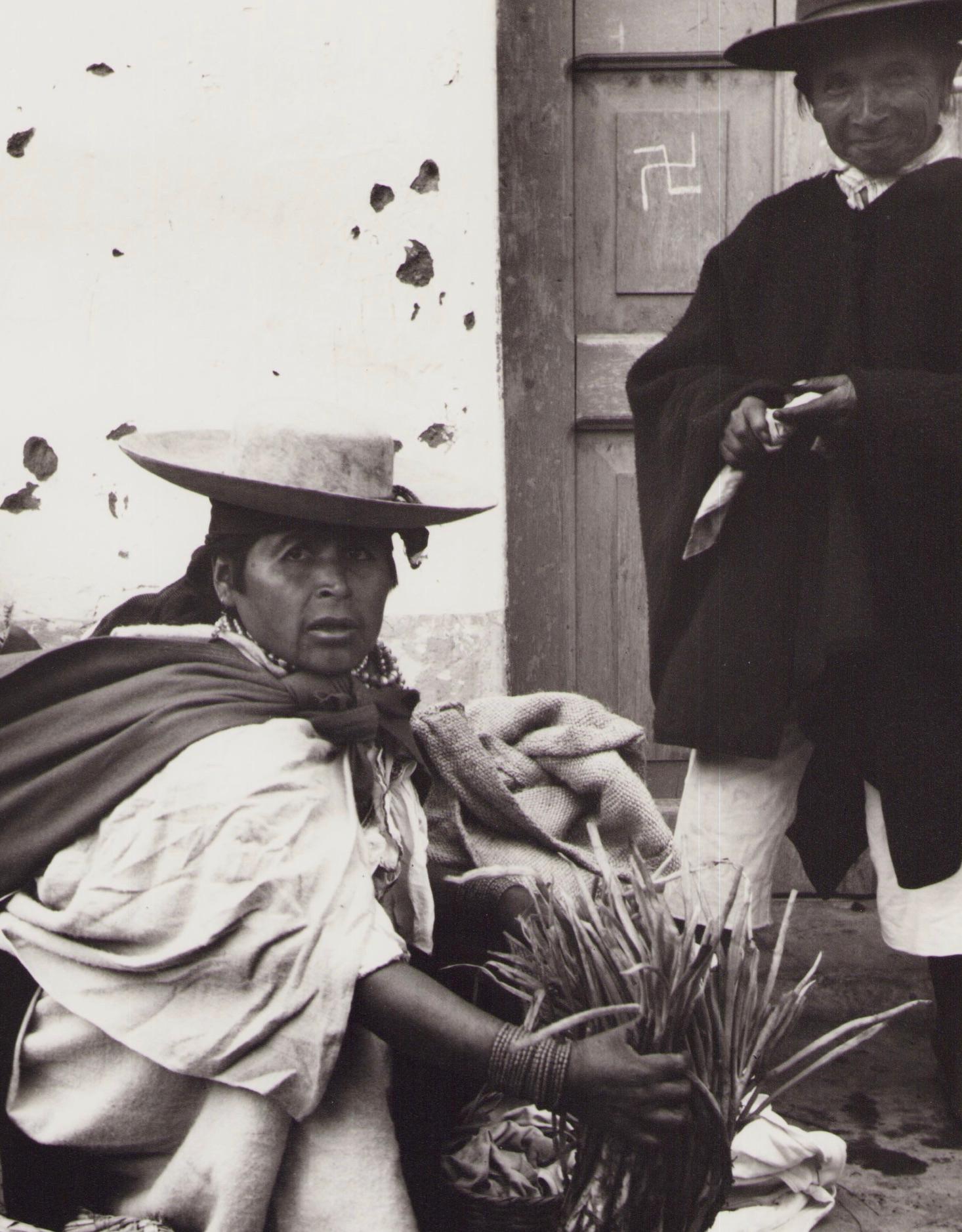 Ecuador, Seller, Market, Black and White Photography, 1960s, 23, 4 x 16, 8 cm For Sale 1