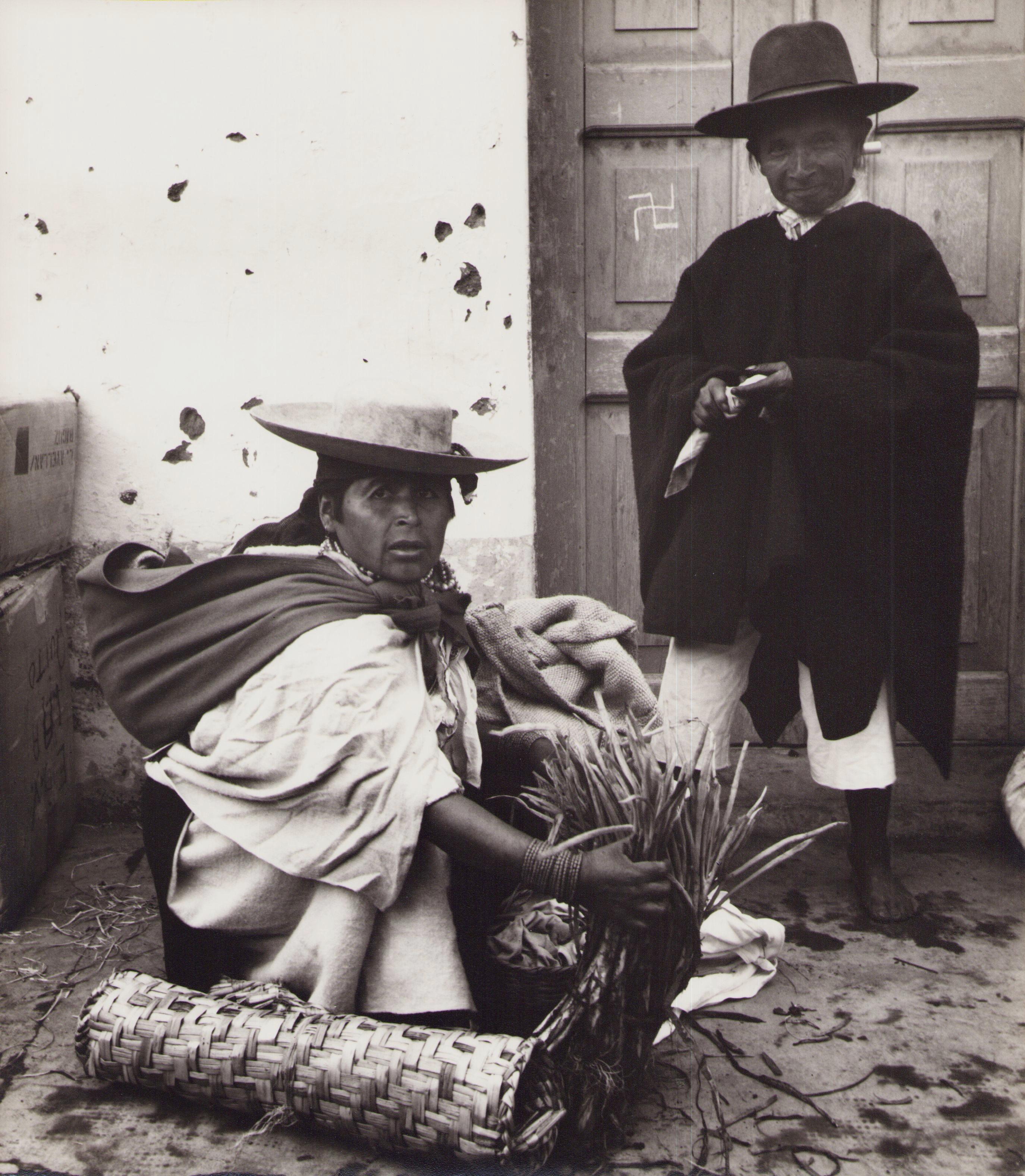 Black and White Photograph Hanna Seidel - Équateur, vendeur, marché, photographie en noir et blanc, années 1960, 23,4 x 16,8 cm