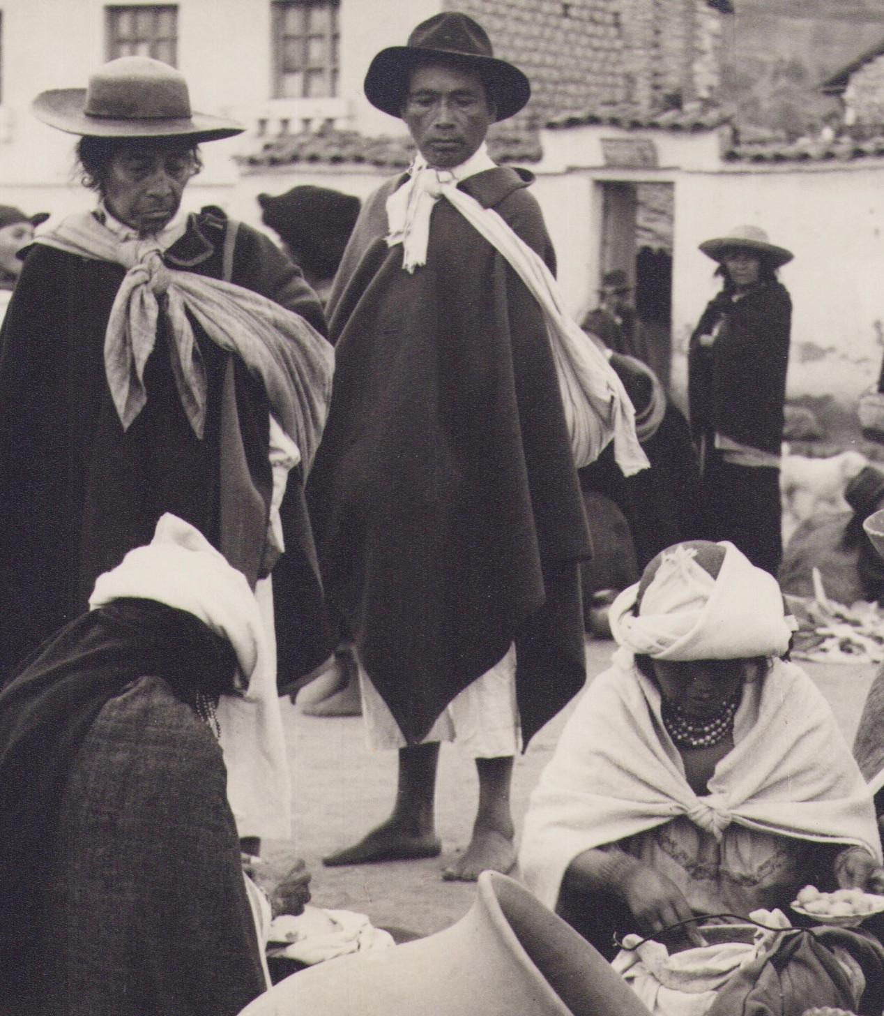 Ecuador, Sellers, Market, Black and White Photography, 1960s, 23, 3 x 16, 6 cm For Sale 1
