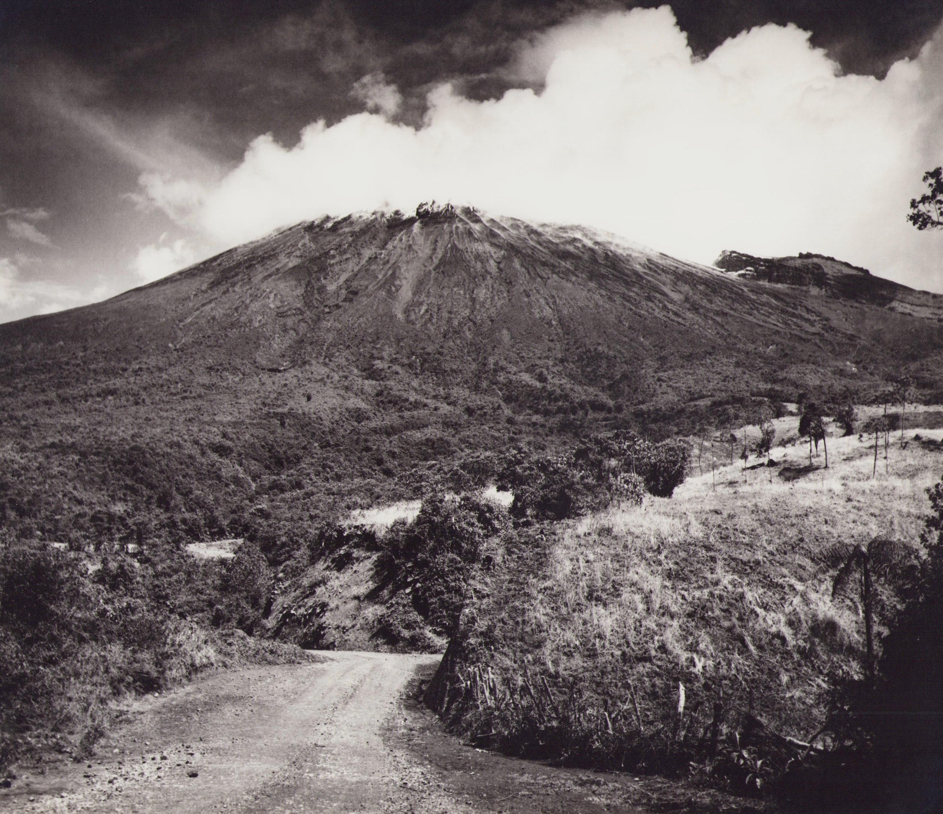 Hanna Seidel Portrait Photograph – Ecuador, Vulkan, Landschaft, Schwarz-Weiß-Fotografie, 1960er Jahre, 23,2 x 27,2 cm