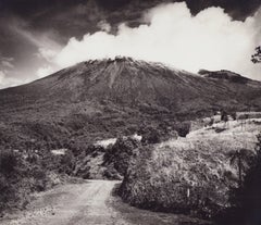 Équateur, Vulcan, Paysage, Photographie en noir et blanc, années 1960, 23,2 x 27,2 cm