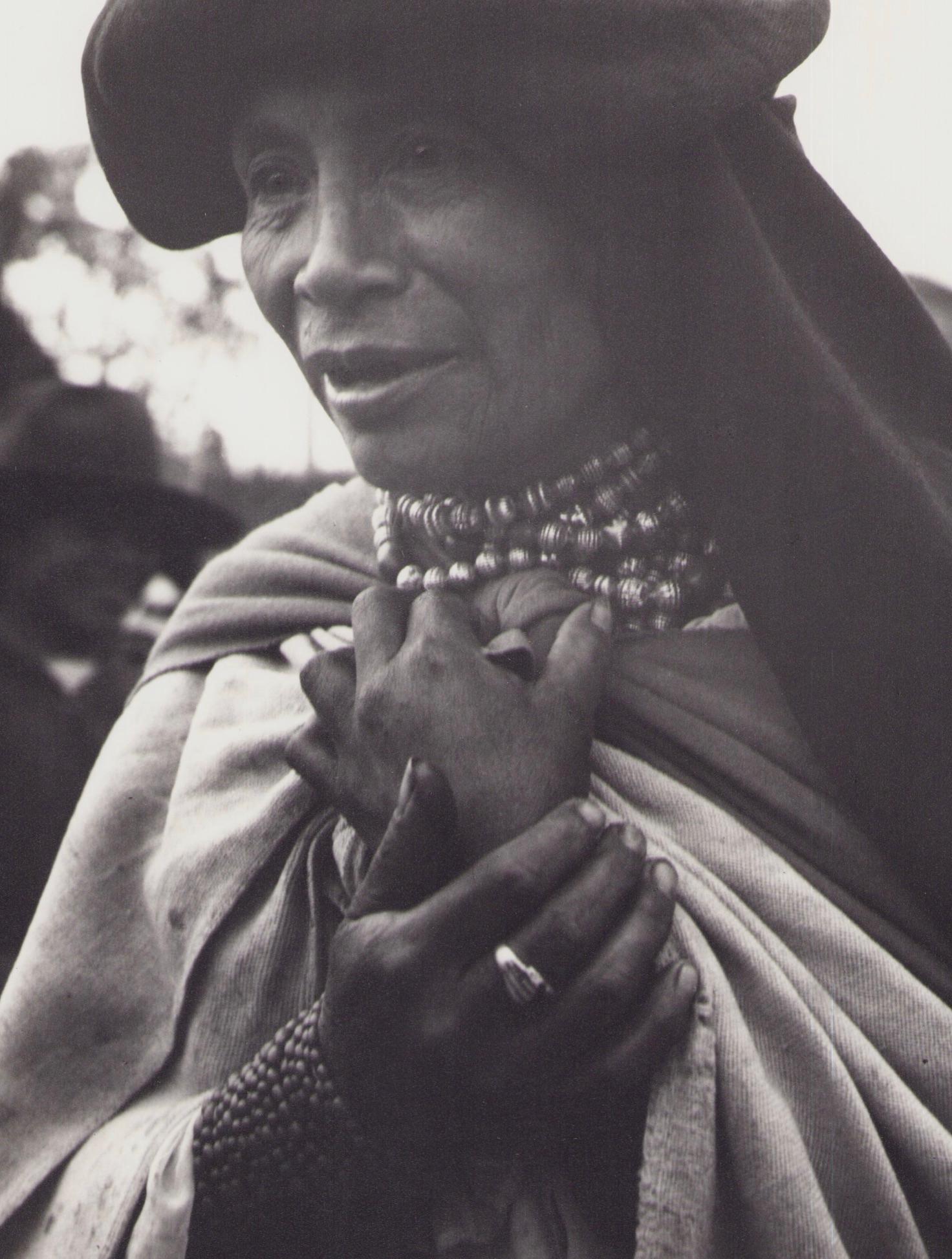 Ecuador, Mujer, Fotografía en blanco y negro, Años 60, 26, 4 x 23 cm - Photograph de Hanna Seidel