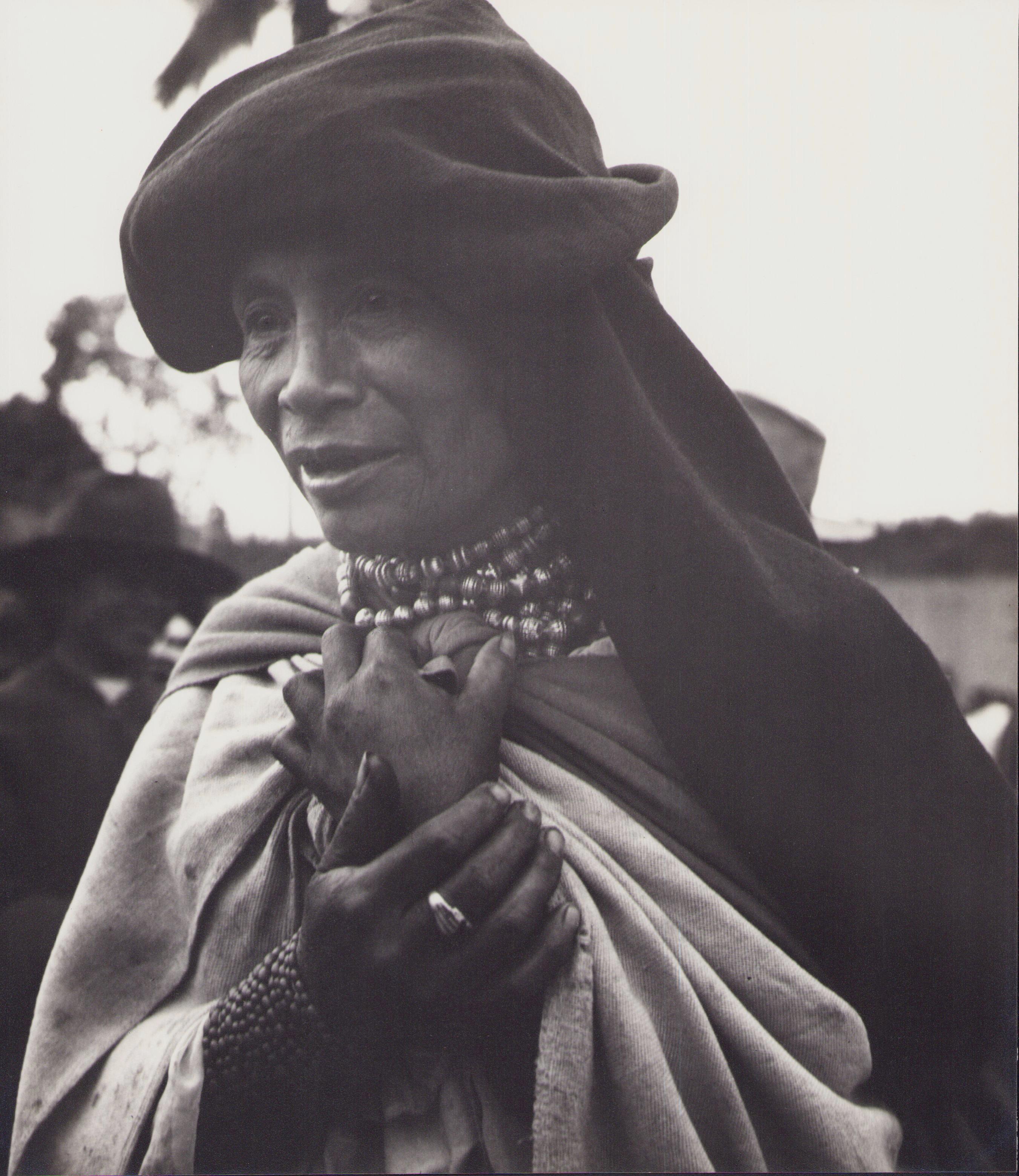 Black and White Photograph de Hanna Seidel - Ecuador, Mujer, Fotografía en blanco y negro, Años 60, 26, 4 x 23 cm