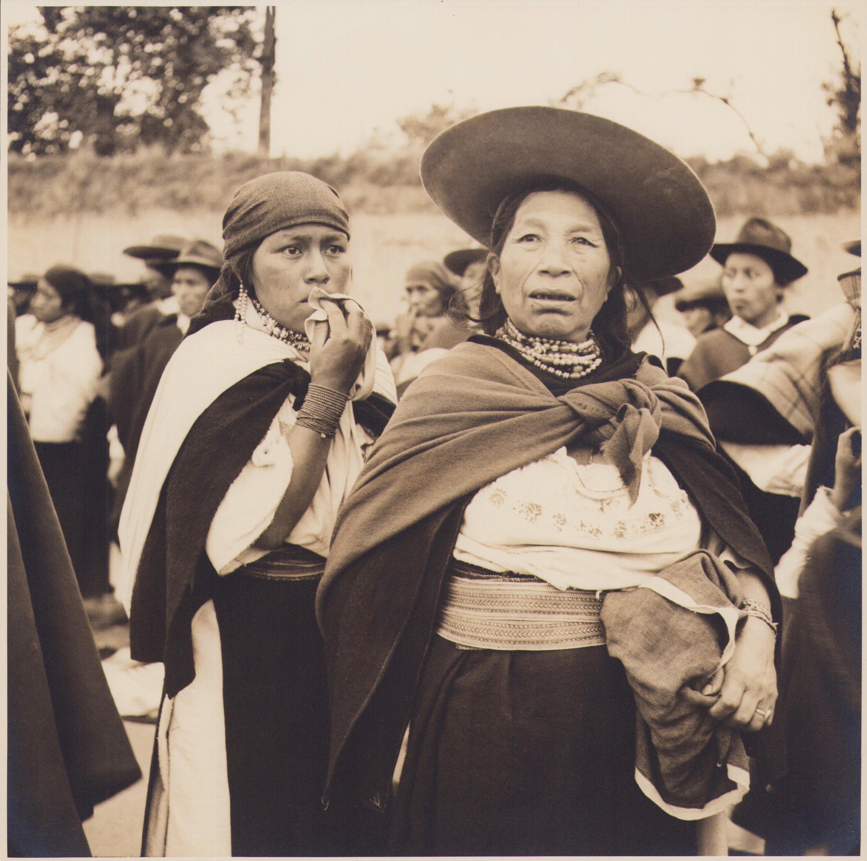 Hanna Seidel Black and White Photograph – Ecuador, Frau, Indigene Kunst, Schwarz-Weiß-Fotografie, 1960er Jahre, 24,4 x 24,4 cm