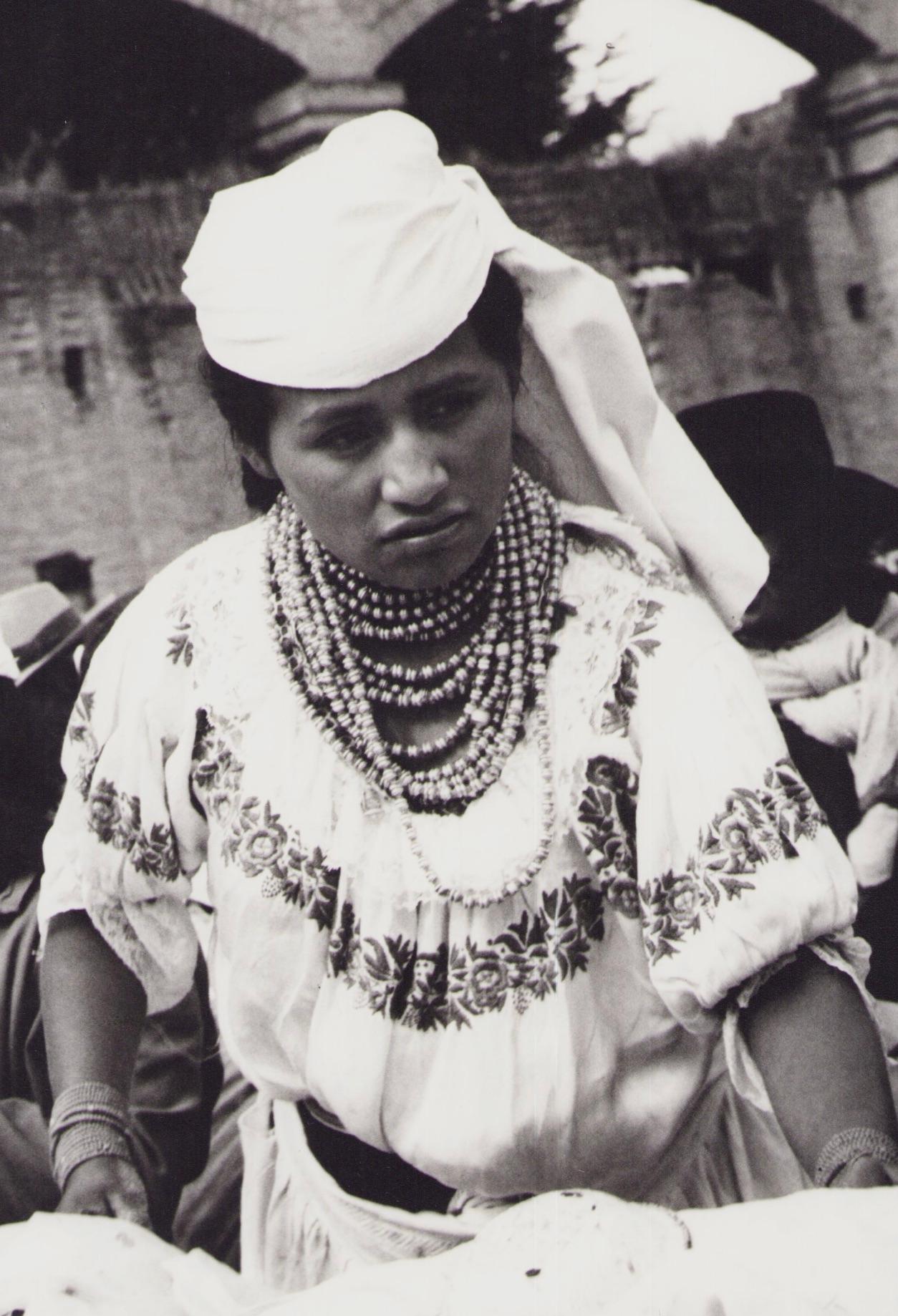 Ecuador, Frau, Markt, Schwarz-Weiß-Fotografie, 1960er Jahre, 28,2 x 23,1 cm – Photograph von Hanna Seidel