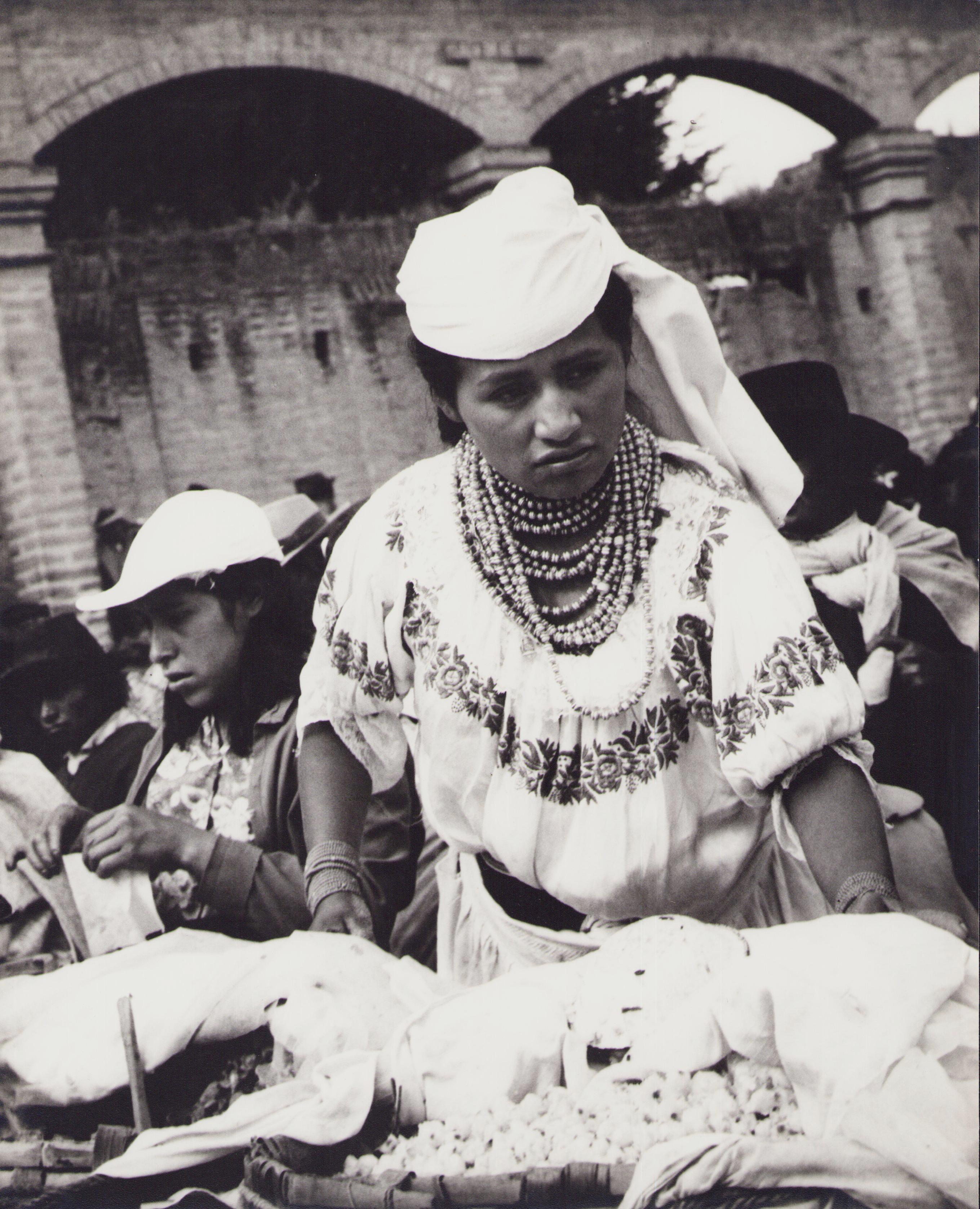 Black and White Photograph Hanna Seidel - Équateur, Femme, marché, photographie en noir et blanc, années 1960, 28,2 x 23,1 cm