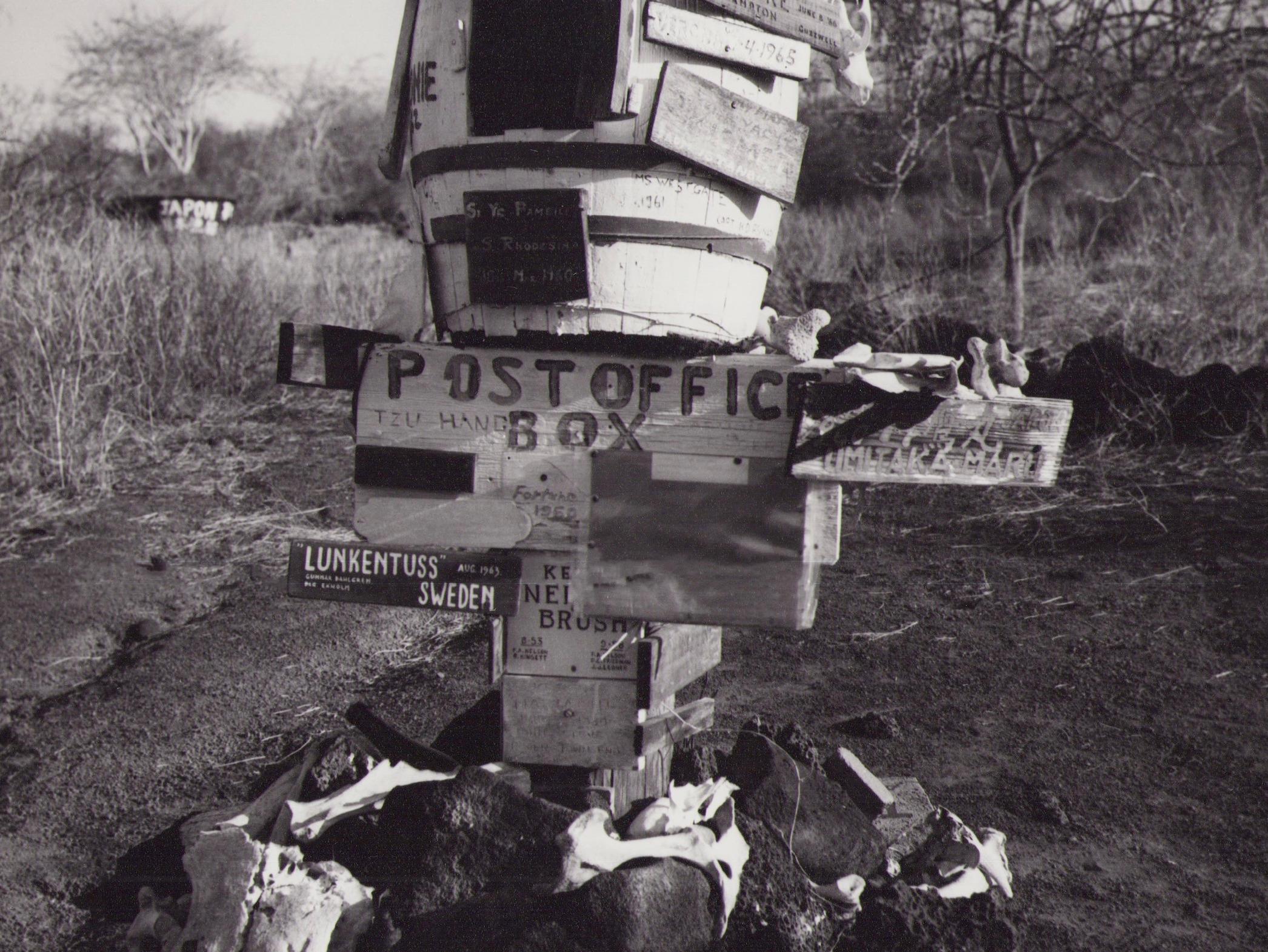 Galápagos, Postamt, Schilder, Schwarz-Weiß-Fotografie, 1960er Jahre, 23,2 x 23,2 cm – Photograph von Hanna Seidel