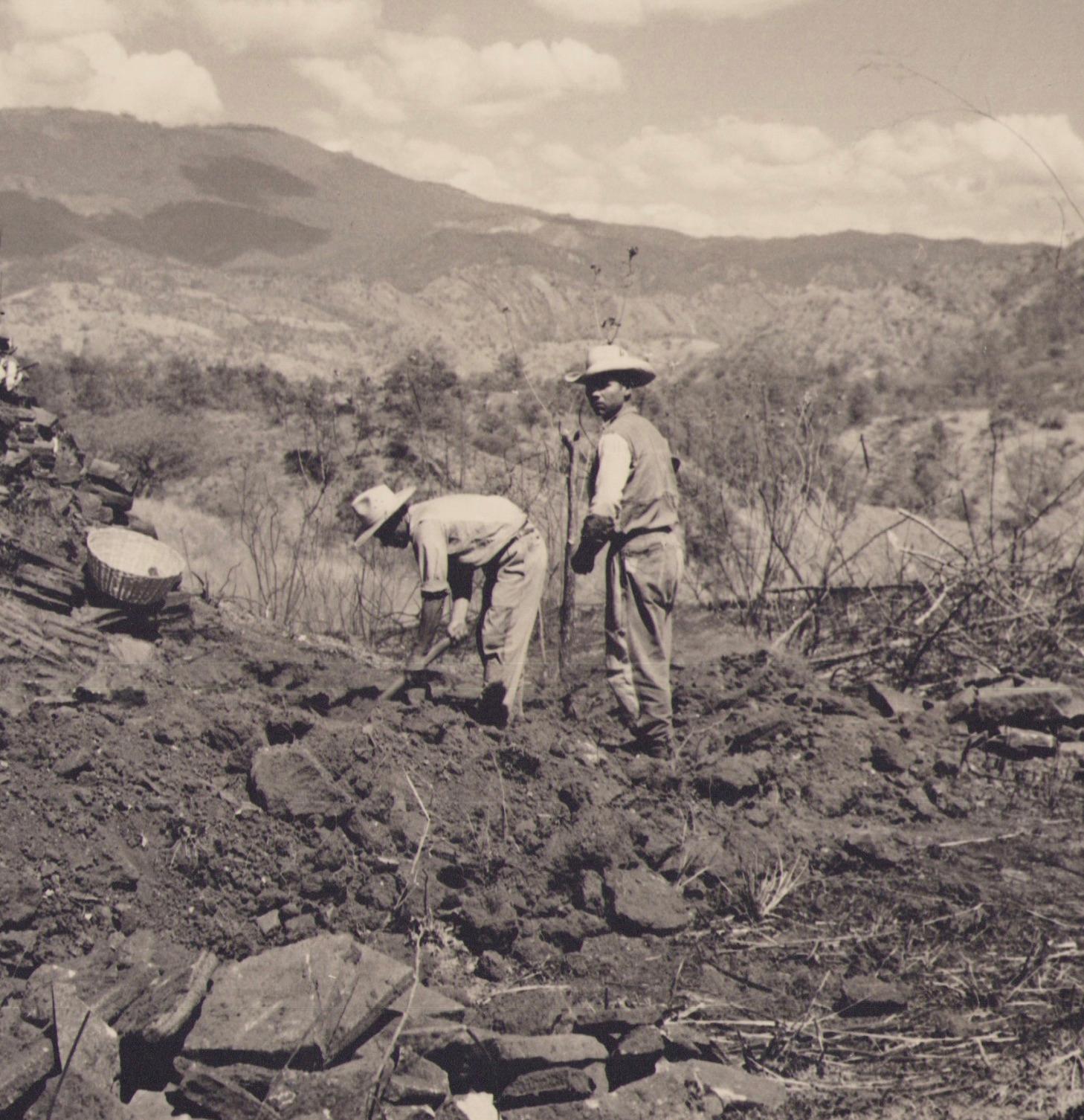 Guatemala, Bauer, Schwarz-Weiß-Fotografie, ca. 1960er Jahre, 24,2 x 24 cm – Photograph von Hanna Seidel