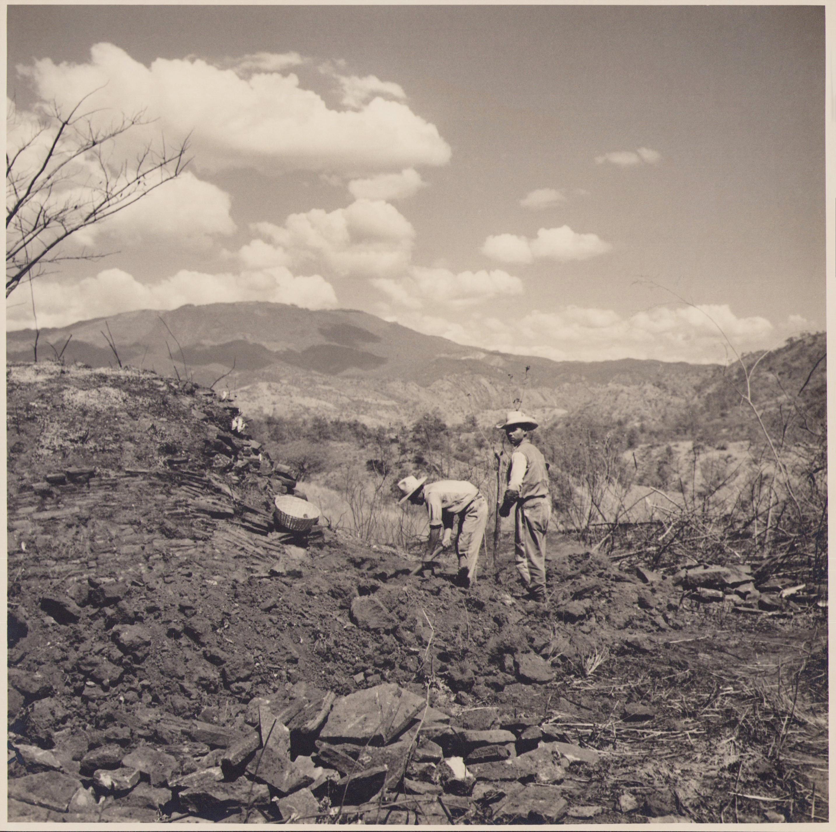 Hanna Seidel Black and White Photograph – Guatemala, Bauer, Schwarz-Weiß-Fotografie, ca. 1960er Jahre, 24,2 x 24 cm