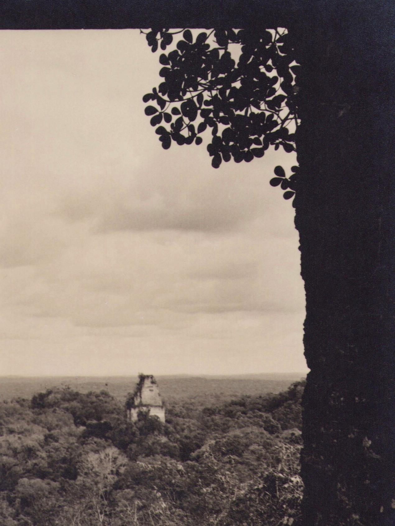 Guatemaltekische Landschaft, Schwarz-Weiß-Fotografie, ca. 1960er Jahre, 24,4 x 24 cm – Photograph von Hanna Seidel