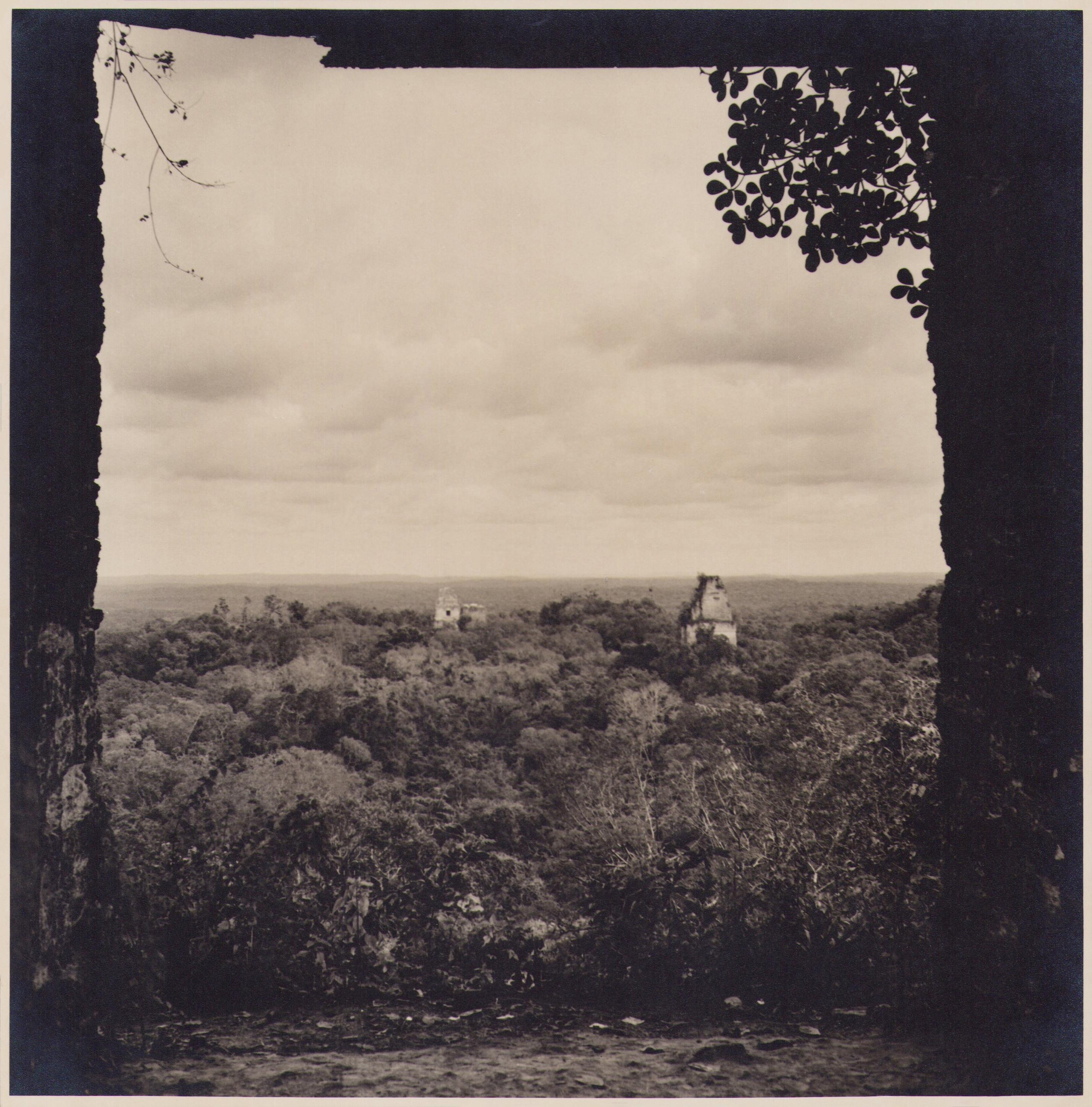 Hanna Seidel Portrait Photograph – Guatemaltekische Landschaft, Schwarz-Weiß-Fotografie, ca. 1960er Jahre, 24,4 x 24 cm