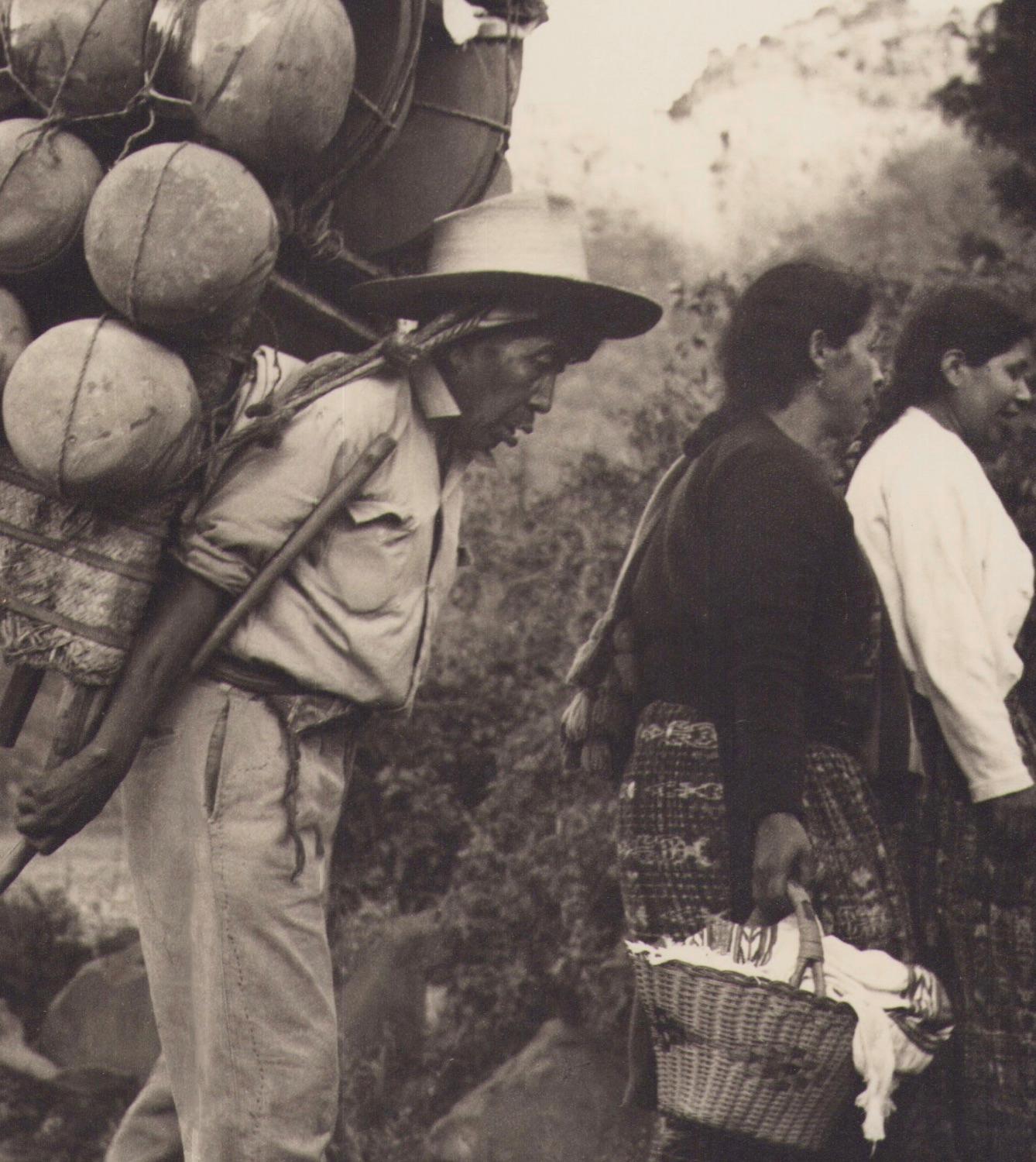 Guatemala, Mann, Schwarz-Weiß-Fotografie, ca. 1960er Jahre, 25,3 x 24,2 cm – Photograph von Hanna Seidel