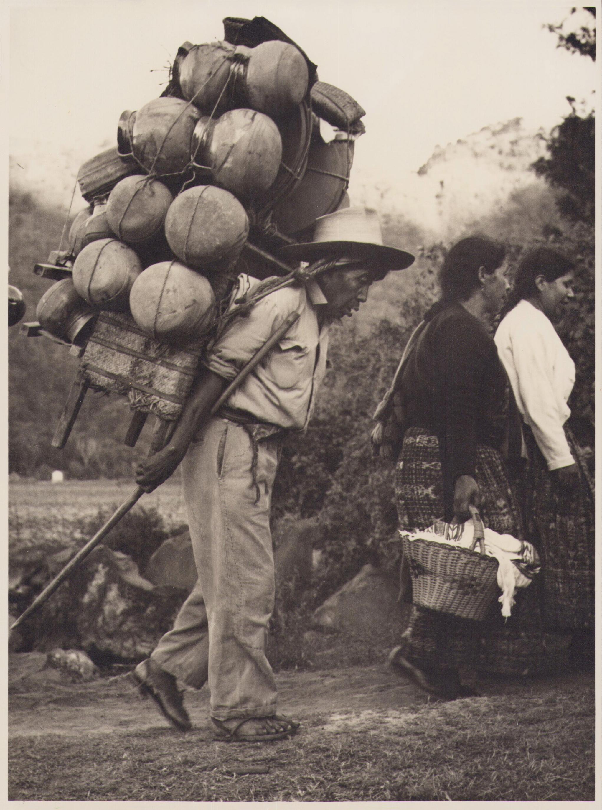 Hanna Seidel Black and White Photograph – Guatemala, Mann, Schwarz-Weiß-Fotografie, ca. 1960er Jahre, 25,3 x 24,2 cm