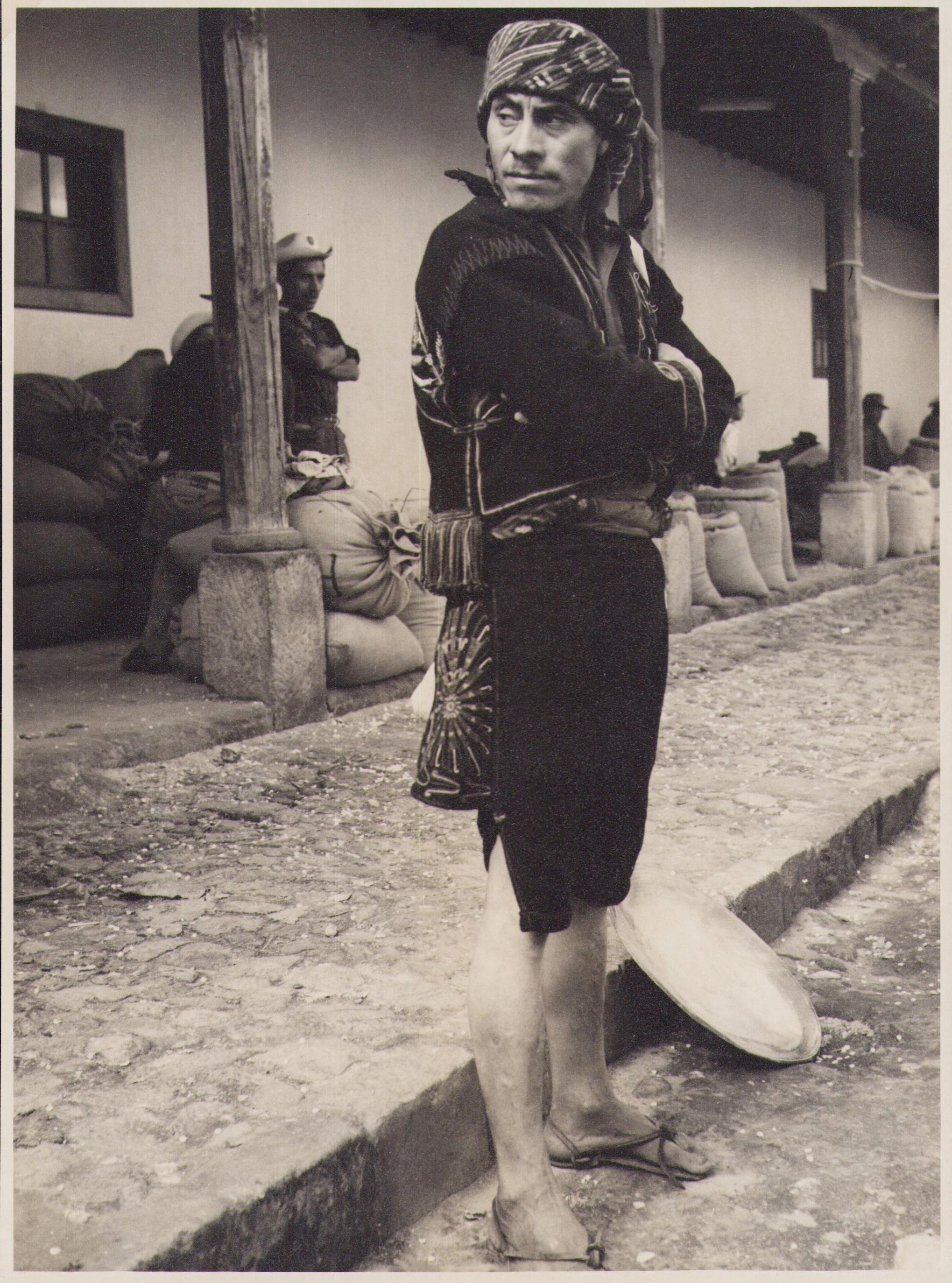 Hanna Seidel Portrait Photograph – Guatemaltekischer Mann, Schwarz-Weiß-Fotografie, ca. 1960er Jahre, 23,1 x 17,1 cm