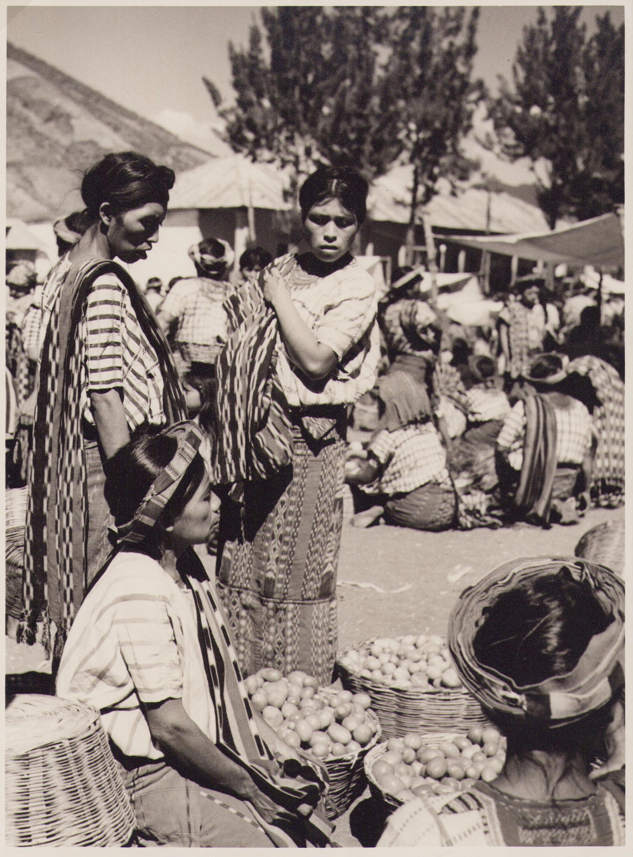 Hanna Seidel Portrait Photograph - Guatemala, Market, People, Black and White Photography, 1960s, 23, 1 x 17, 1 cm
