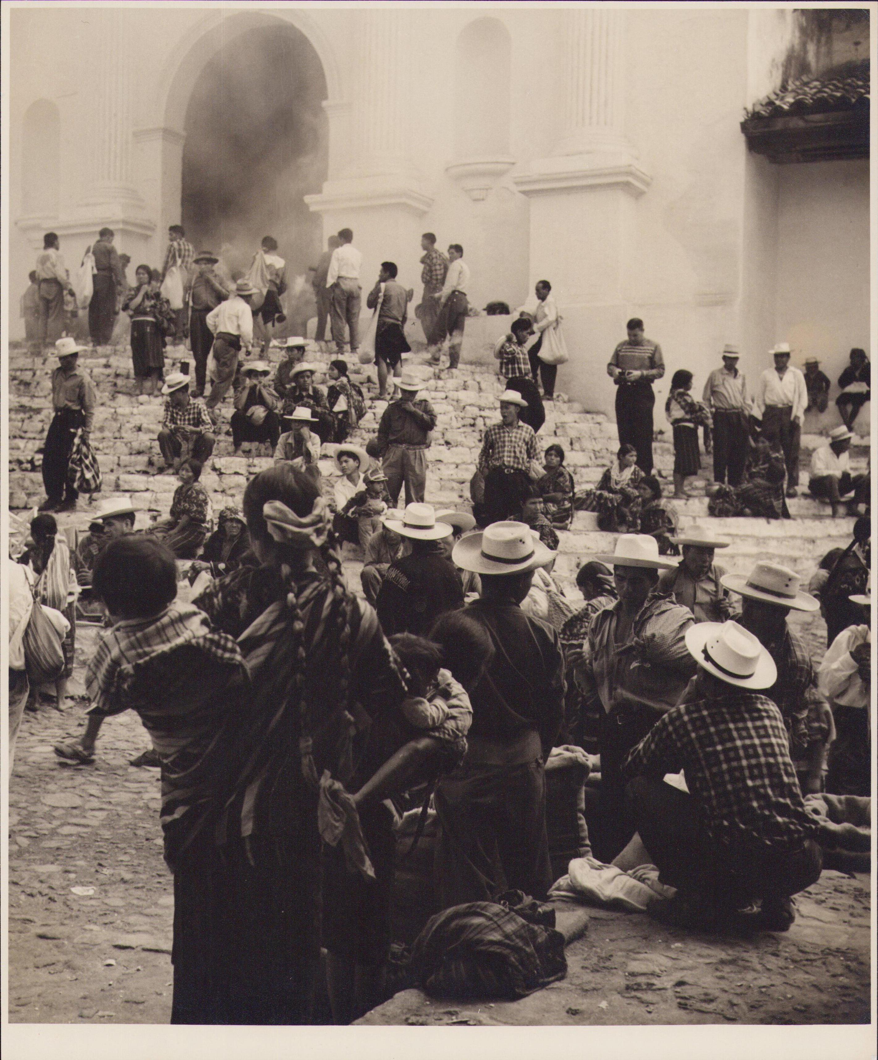 Hanna Seidel Portrait Photograph – Guatemaltekische Straße, Schwarz-Weiß-Fotografie der Menschen, ca. 1960er Jahre, 29 x 24 cm