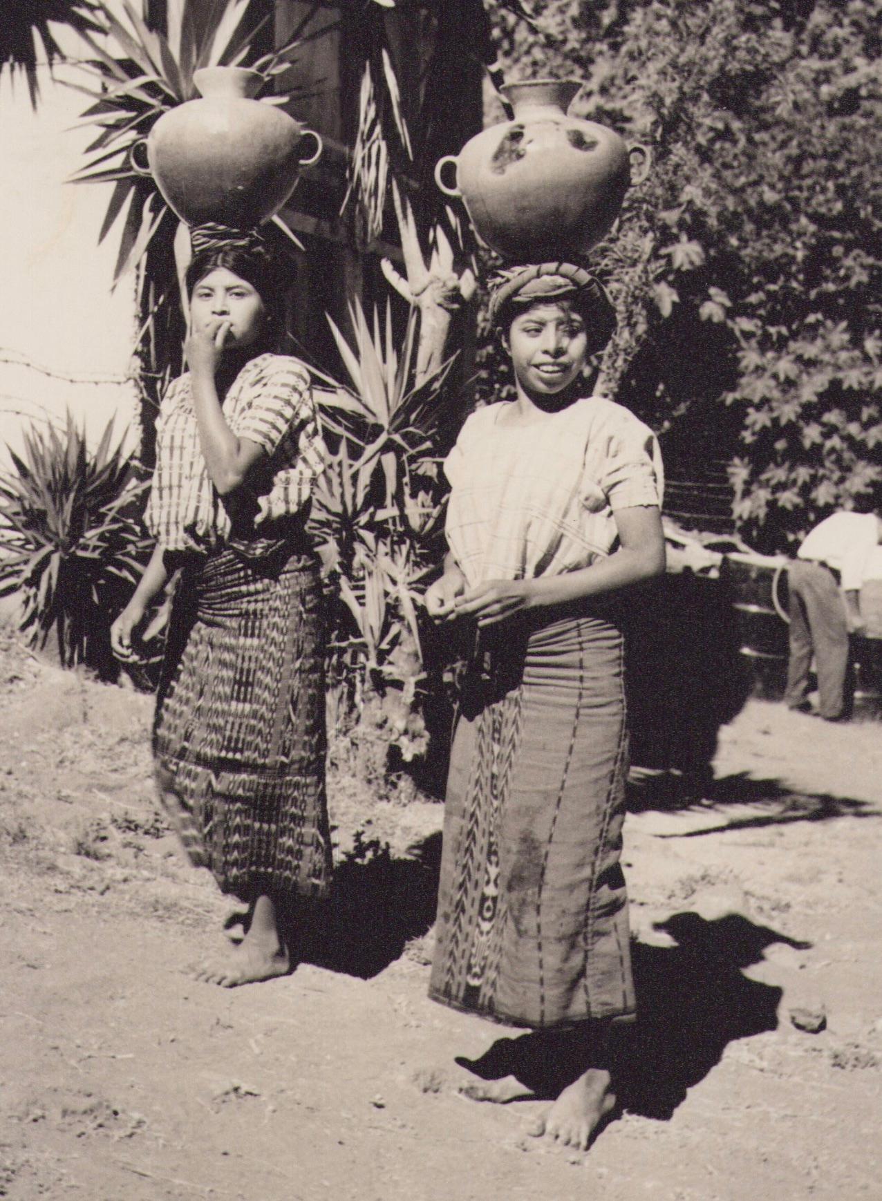 Guatemala, Femme, photographie en noir et blanc, vers les années 1960, 23,1 x 17,1 cm - Photograph de Hanna Seidel