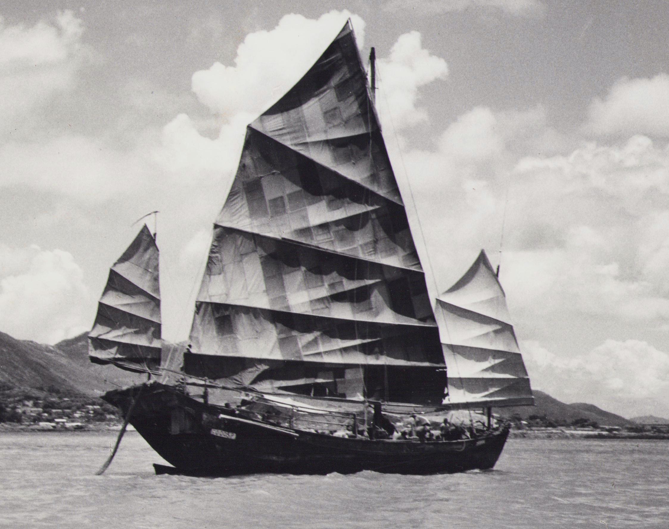 Hong Kong, Boat, Water, Black and White Photography, 1960s, 23, 9 x 30, 1 cm - Gray Portrait Photograph by Hanna Seidel