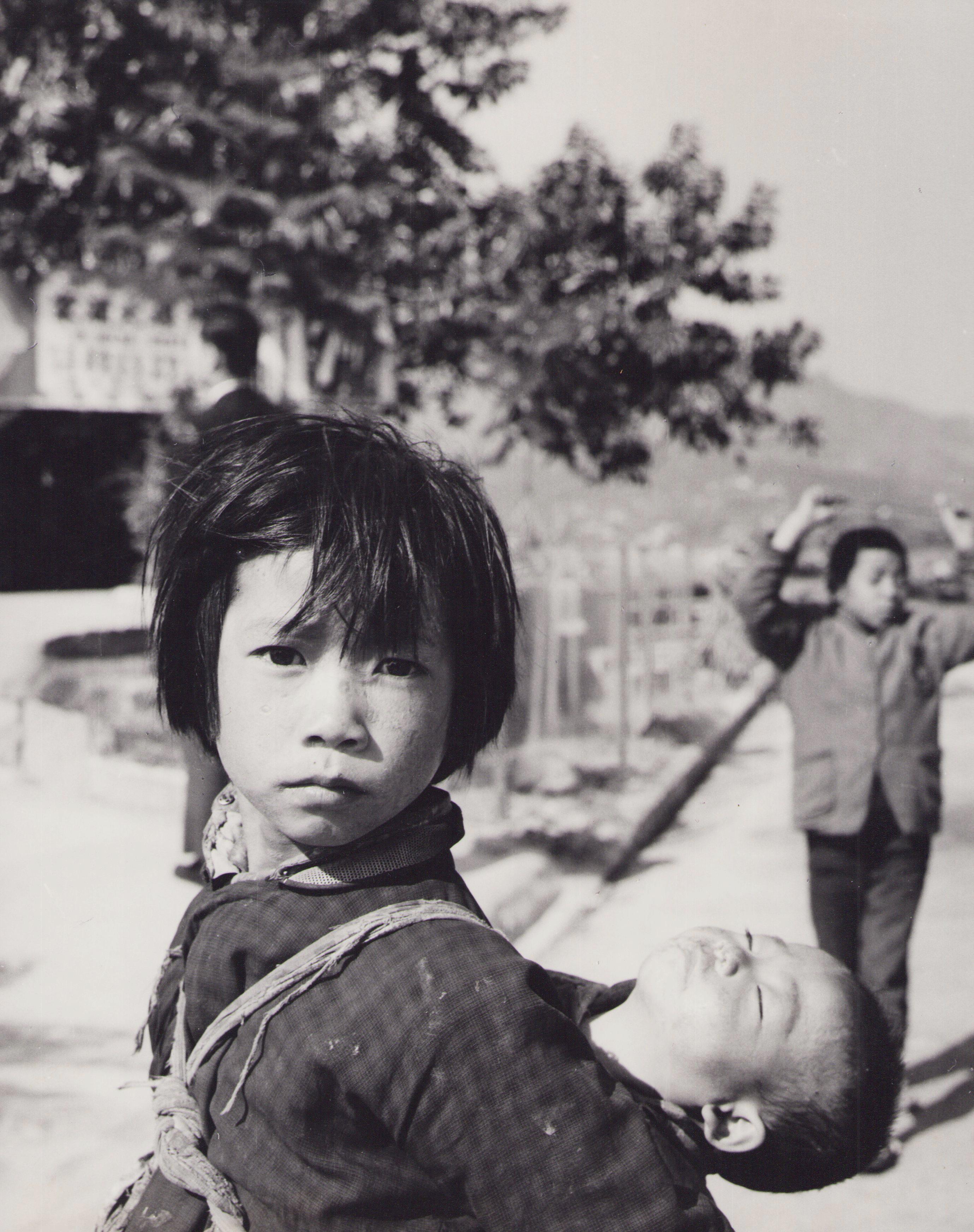 Hanna Seidel Portrait Photograph - Hong Kong, Children, Street, Black and White Photography, 1960s, 30 x 23, 9 cm