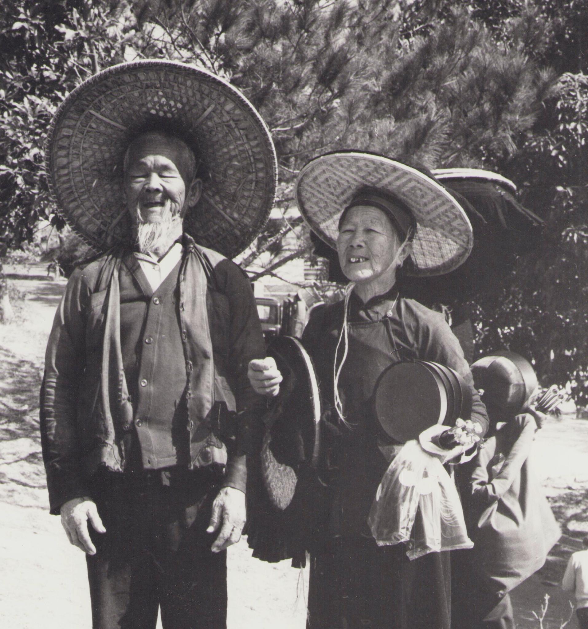 Hongkong, Paar-Schwarz-Weiß-Fotografie, 1960er Jahre, 29,9 x 23,8 cm – Photograph von Hanna Seidel