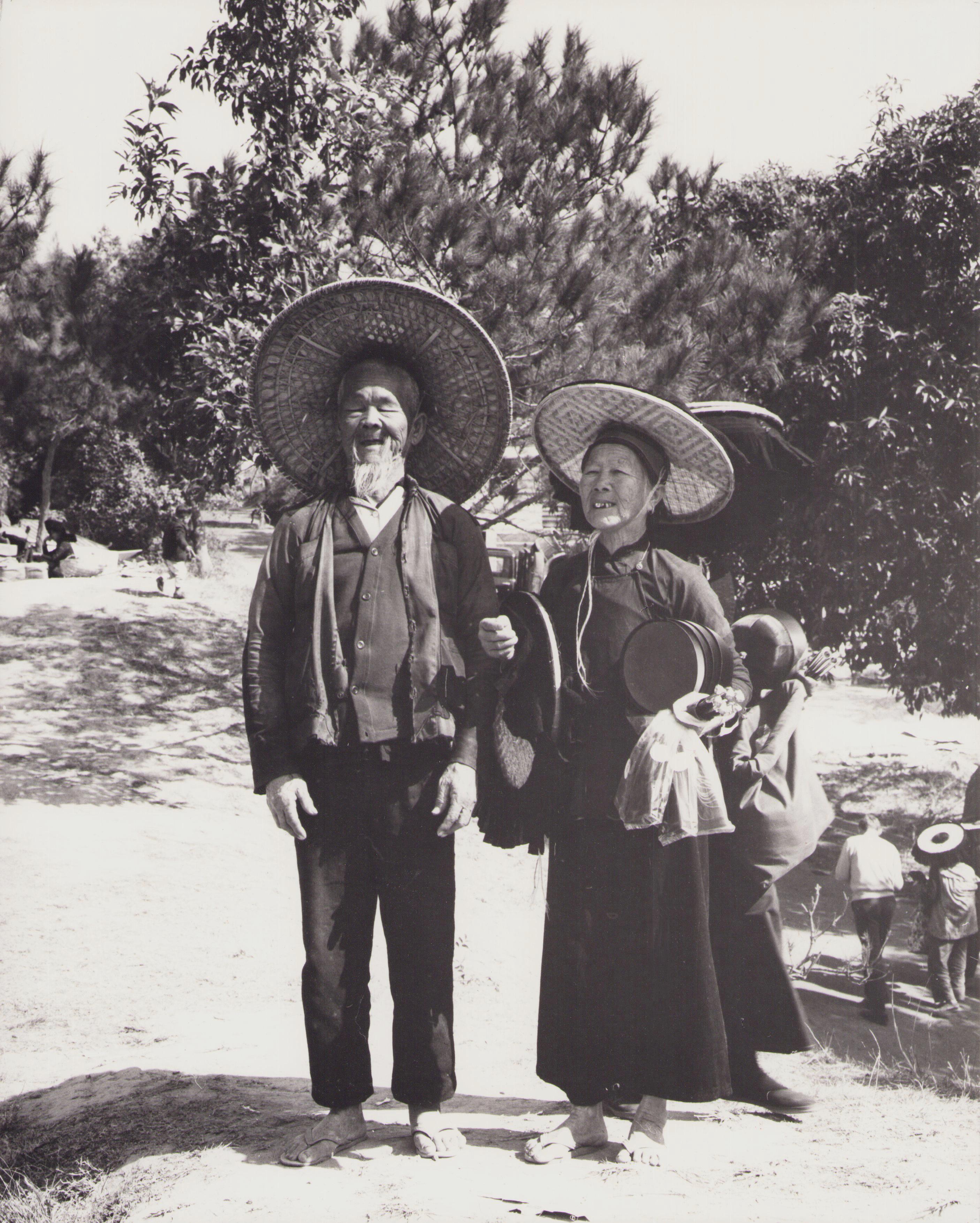 Hanna Seidel Black and White Photograph – Hongkong, Paar-Schwarz-Weiß-Fotografie, 1960er Jahre, 29,9 x 23,8 cm