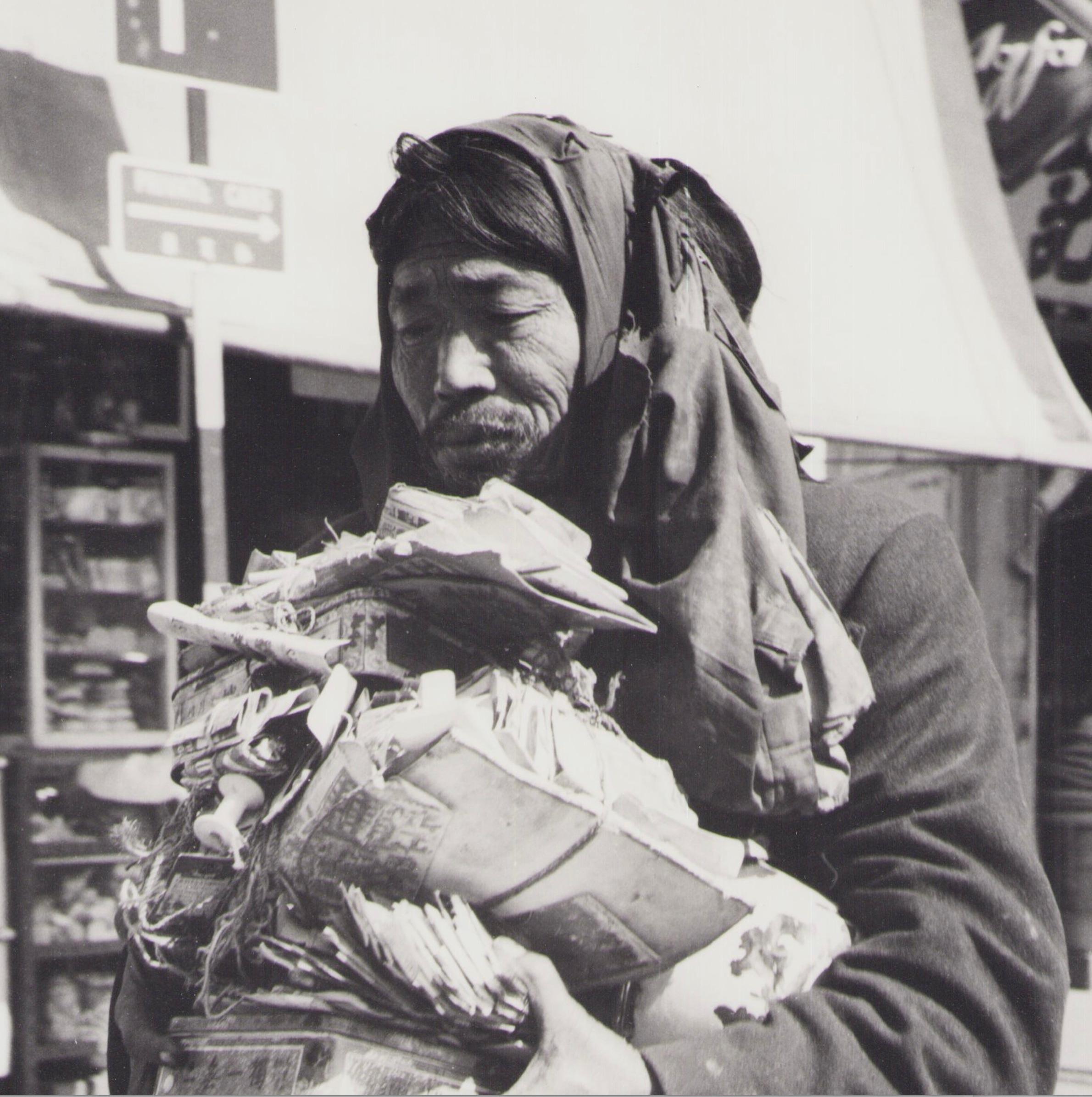 Hong Kong, Man, Collector, Black and White Photography, 1960s, 30 x 23, 8 cm - Gray Portrait Photograph by Hanna Seidel