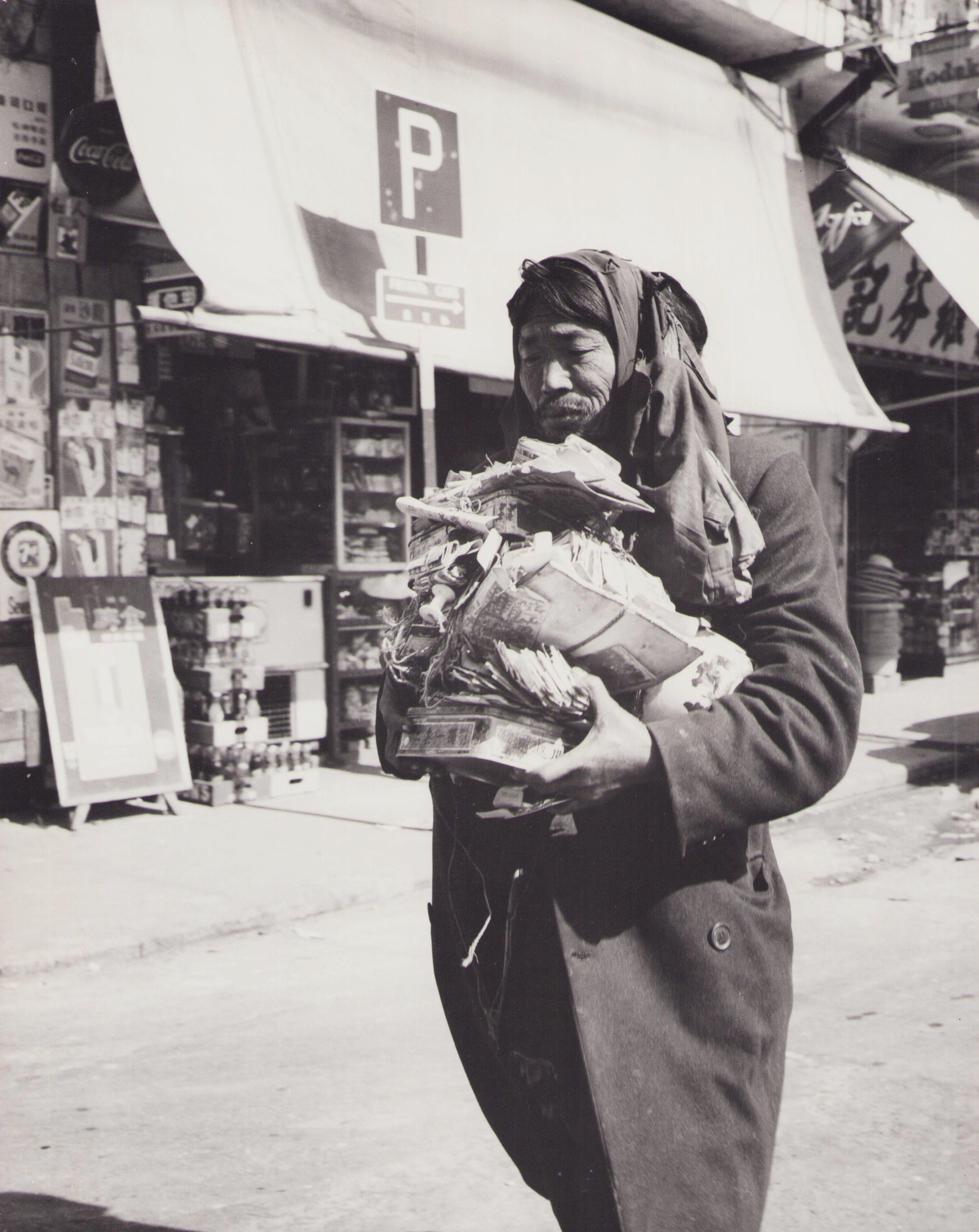 Hanna Seidel Portrait Photograph - Hong Kong, Man, Collector, Black and White Photography, 1960s, 30 x 23, 8 cm