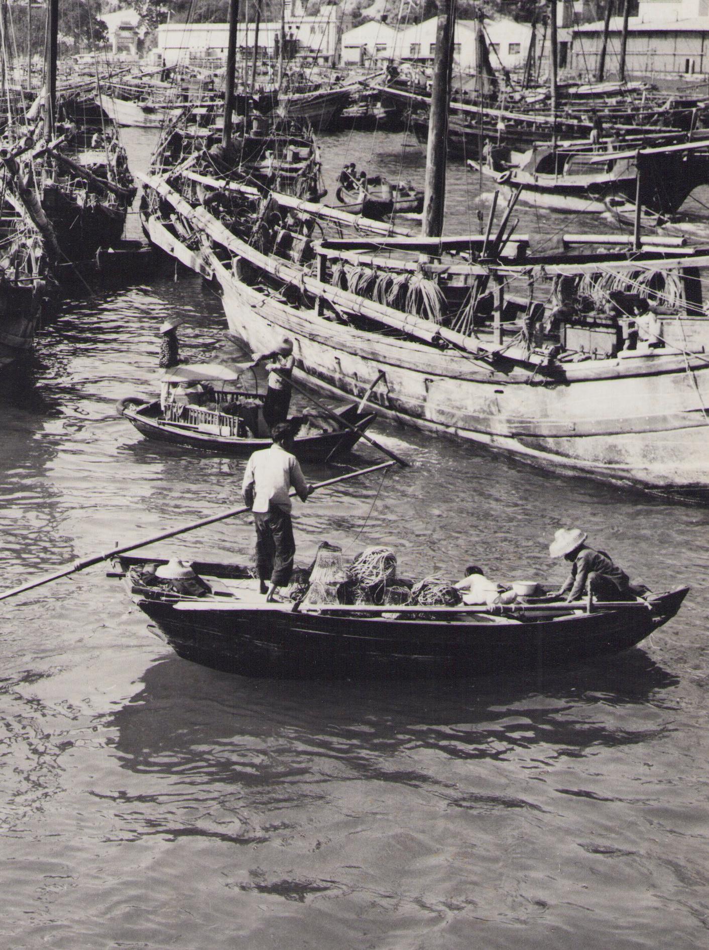 Hong Kong, Ships, Haven, photographie en noir et blanc, années 1960, 24 x 24,1 cm - Photograph de Hanna Seidel
