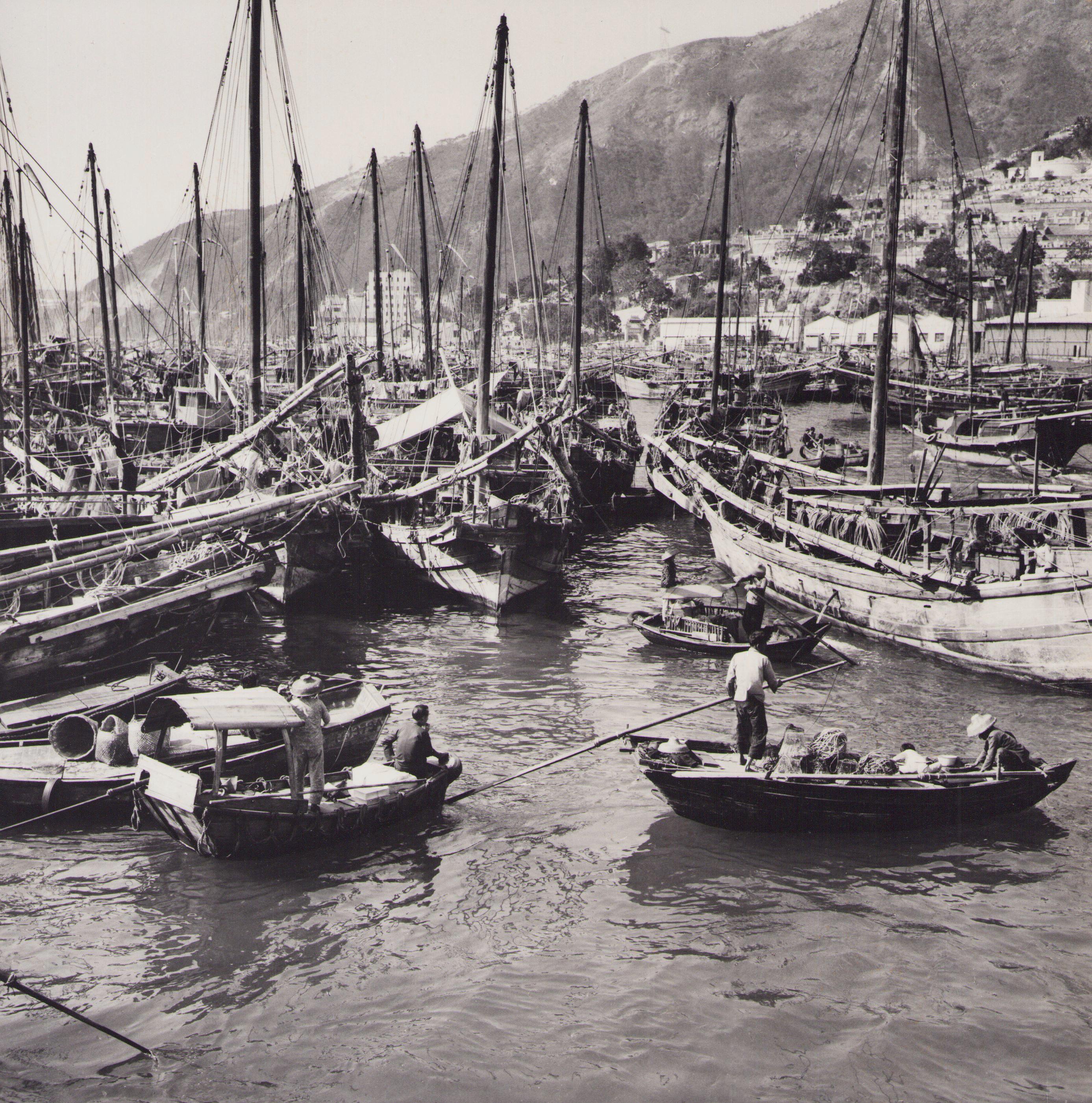 Portrait Photograph Hanna Seidel - Hong Kong, Ships, Haven, photographie en noir et blanc, années 1960, 24 x 24,1 cm