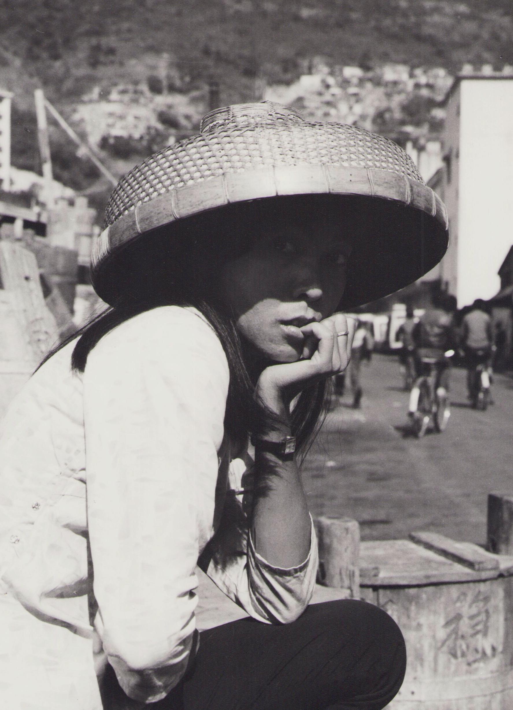 Hong Kong, Frau, Aberdeen, Schwarz-Weiß-Fotografie, 1960er Jahre, 30 x 24 cm – Photograph von Hanna Seidel