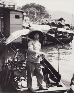 Hong Kong, Frau, Sampan, Schwarz-Weiß-Fotografie, 1960er Jahre, 24 x 30, 1 cm