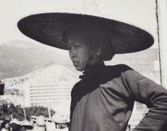 Hong Kong, femme, rue, photographie en noir et blanc, années 1960, 24 x 24 cm