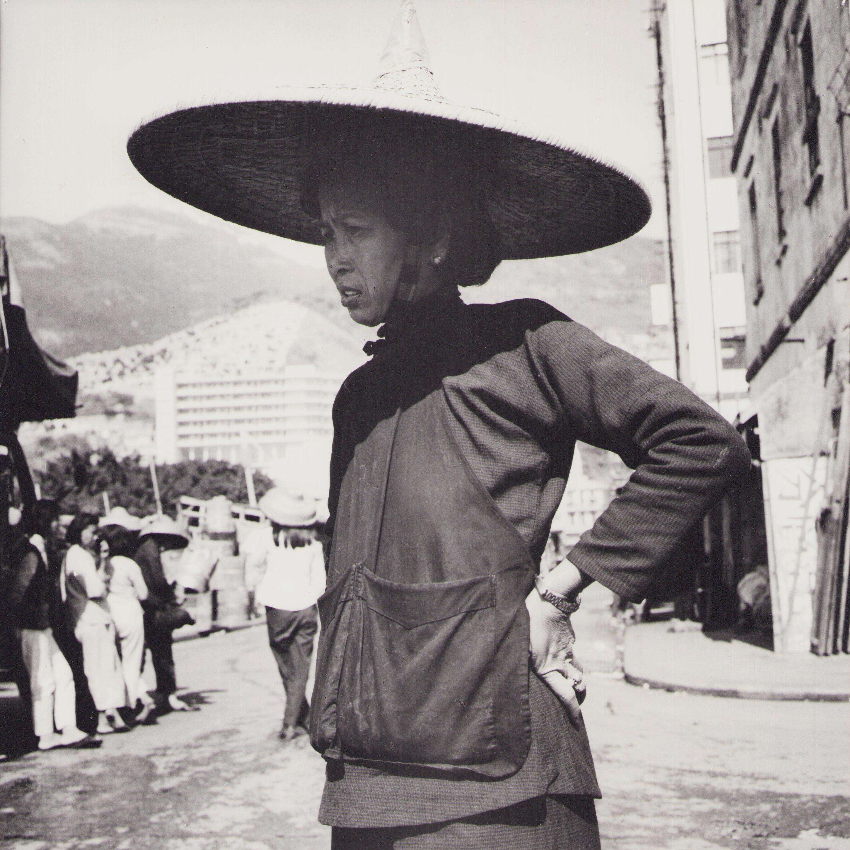 Portrait Photograph Hanna Seidel - Hong Kong, femme, rue, photographie en noir et blanc, années 1960, 24 x 24 cm