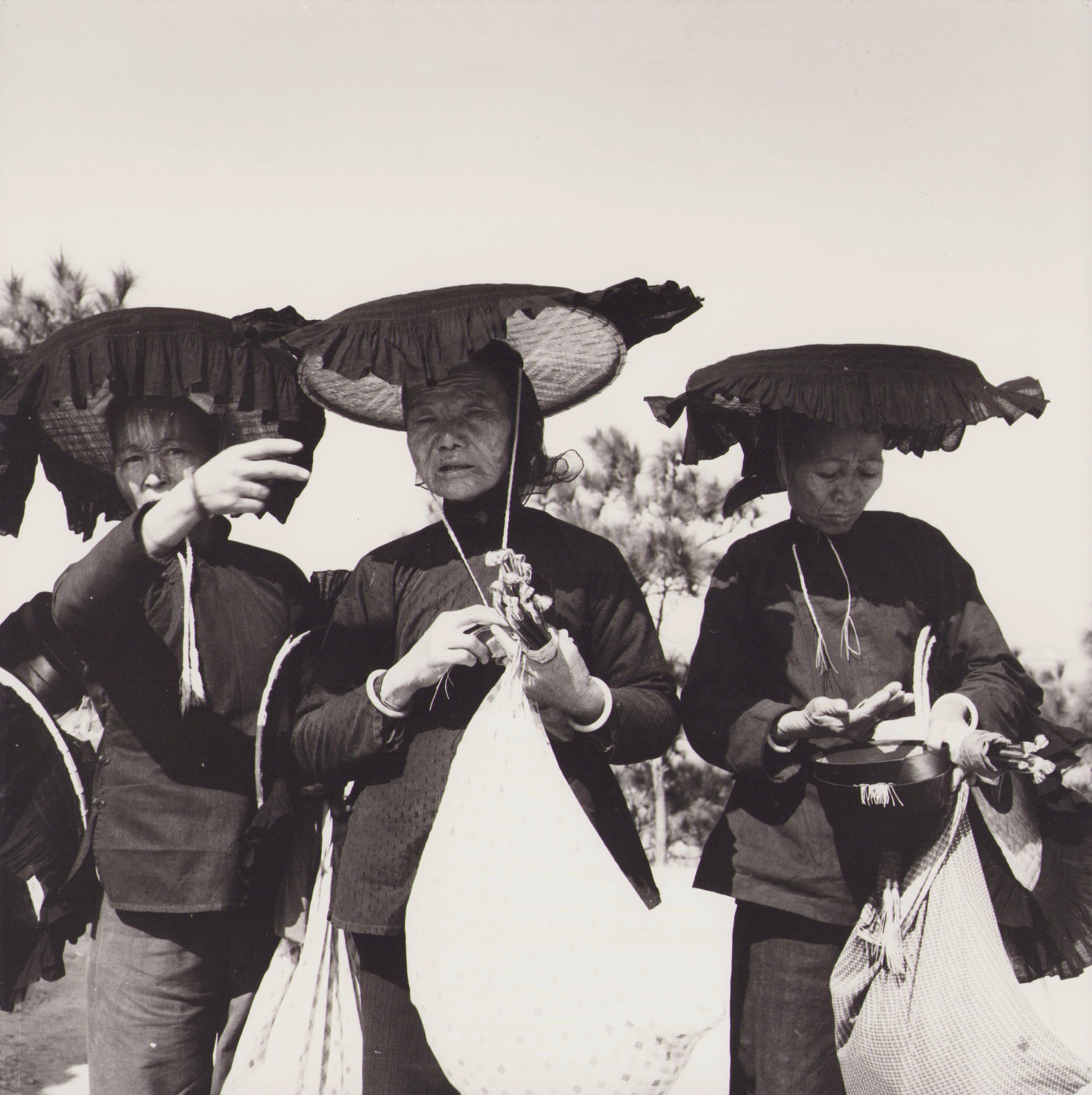 Hanna Seidel Portrait Photograph – Hong Kong, Frauen, Schwarz-Weiß-Fotografie, 1960er Jahre, 24 x 24 cm