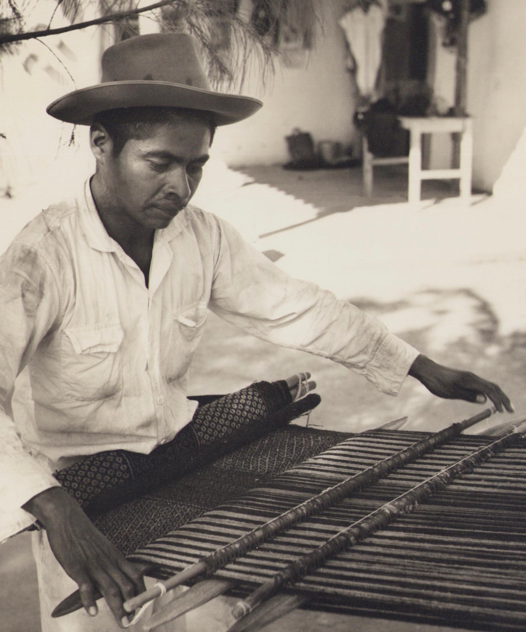 Mexiko, Mann, Handarbeit, Schwarz-Weiß-Fotografie, 1960er Jahre, 24,2 x 24 cm – Photograph von Hanna Seidel