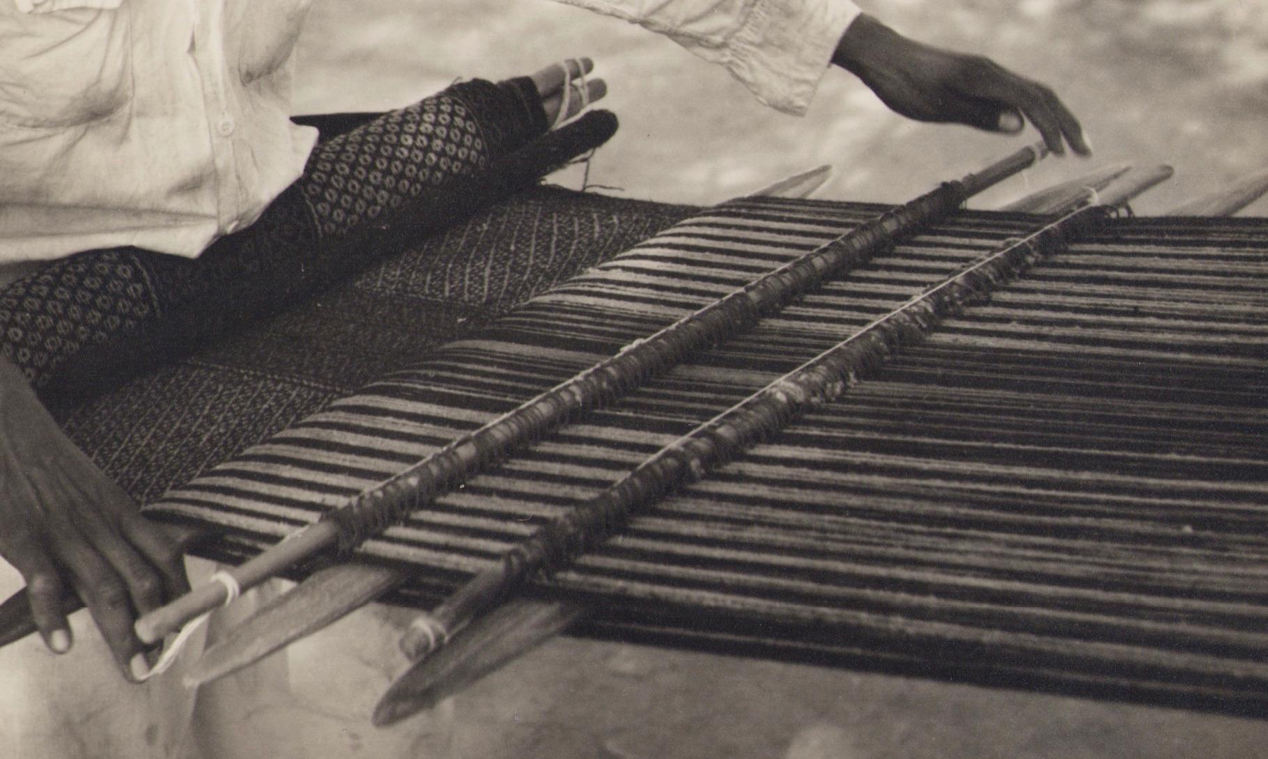Mexiko, Mann, Handarbeit, Schwarz-Weiß-Fotografie, 1960er Jahre, 24,2 x 24 cm (Moderne), Photograph, von Hanna Seidel