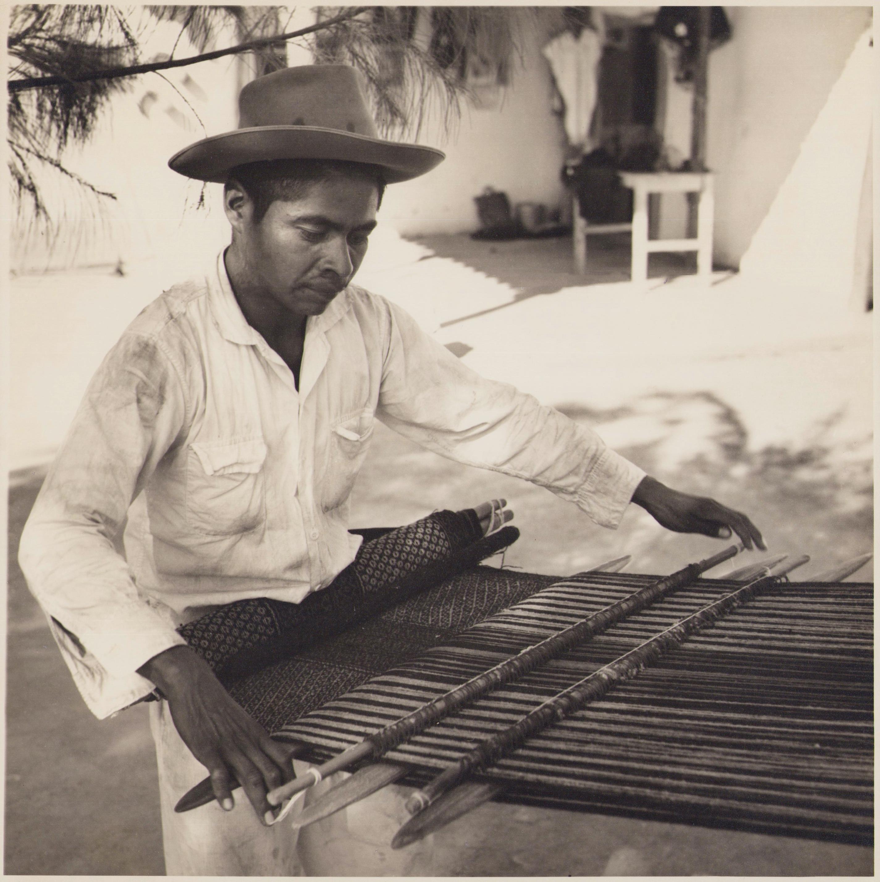 Hanna Seidel Black and White Photograph – Mexiko, Mann, Handarbeit, Schwarz-Weiß-Fotografie, 1960er Jahre, 24,2 x 24 cm