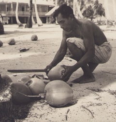 Panama, Man, Coconut, Photographie en noir et blanc, années 1960, 23,2 x 17,2 cm