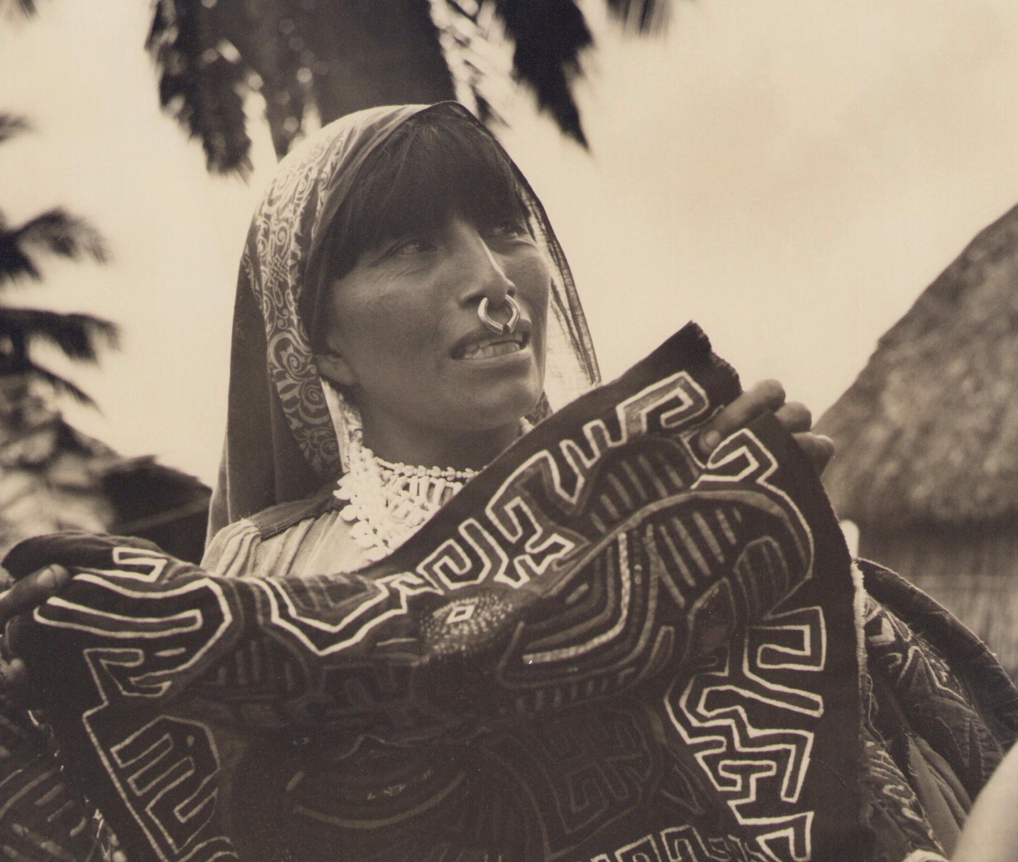 Panama, Frau, Tradition, Schwarz-Weiß-Fotografie, 1960er Jahre, 24,3 x 24,1 cm – Photograph von Hanna Seidel