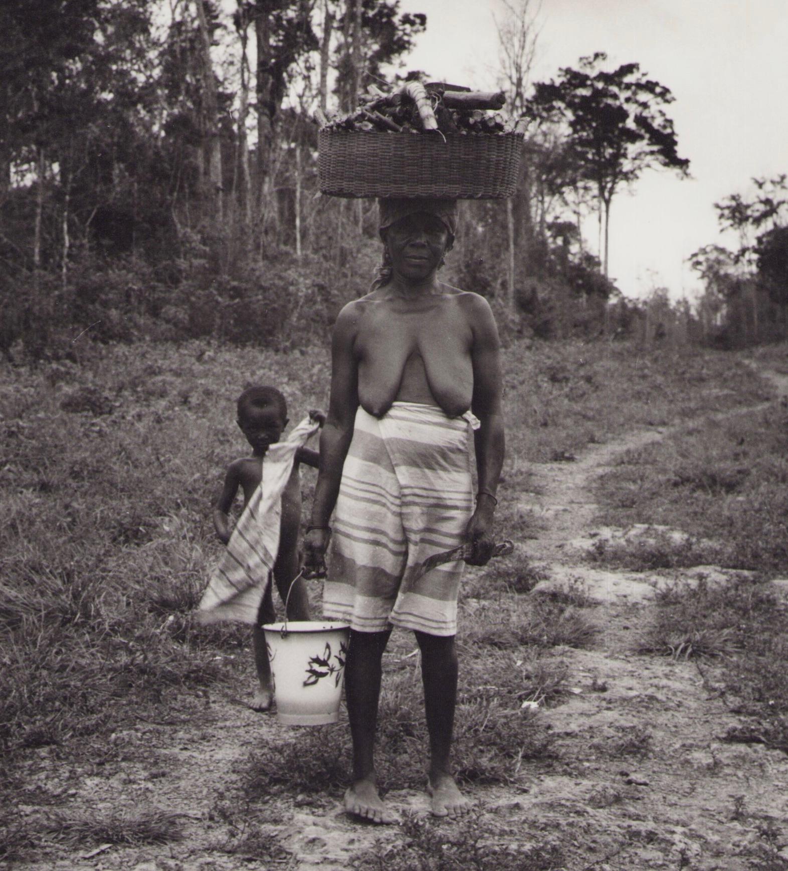 Surinam, Madre e hijo, Fotografía en blanco y negro, Años 60, 24, 6 x 24 cm - Photograph de Hanna Seidel
