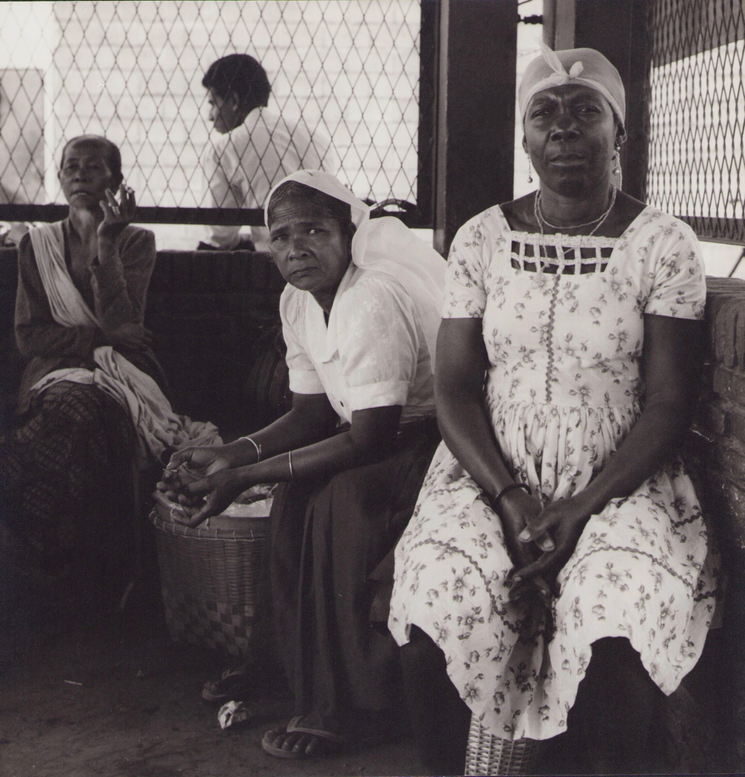 Black and White Photograph de Hanna Seidel - Surinam, Mujer, Fotografía en blanco y negro, Años 60, 25, 1 x 24, 4 cm