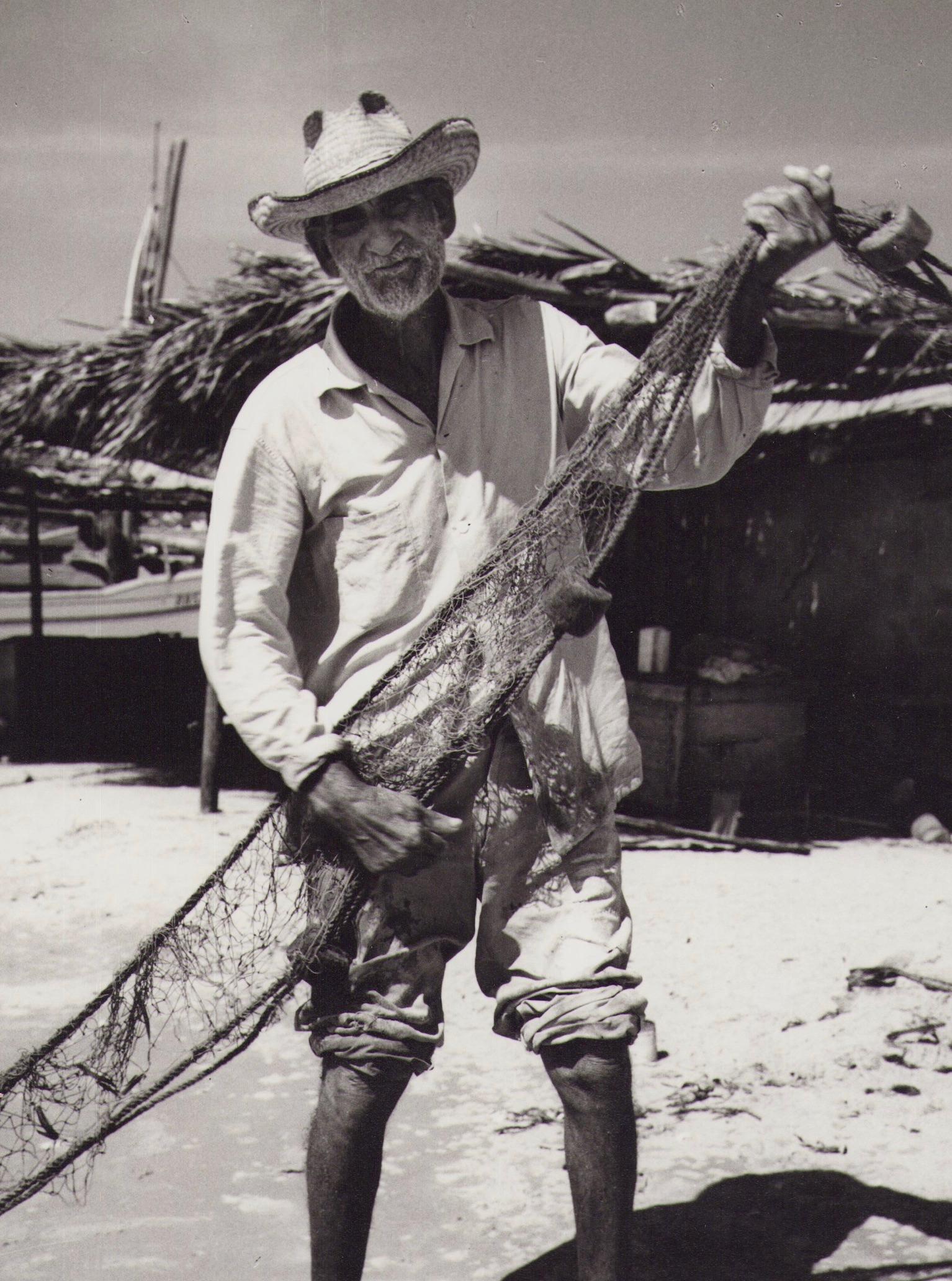Venezuela, Pescador, Fotografía en blanco y negro, años 60, 24,4 x 24 cm - Photograph de Hanna Seidel