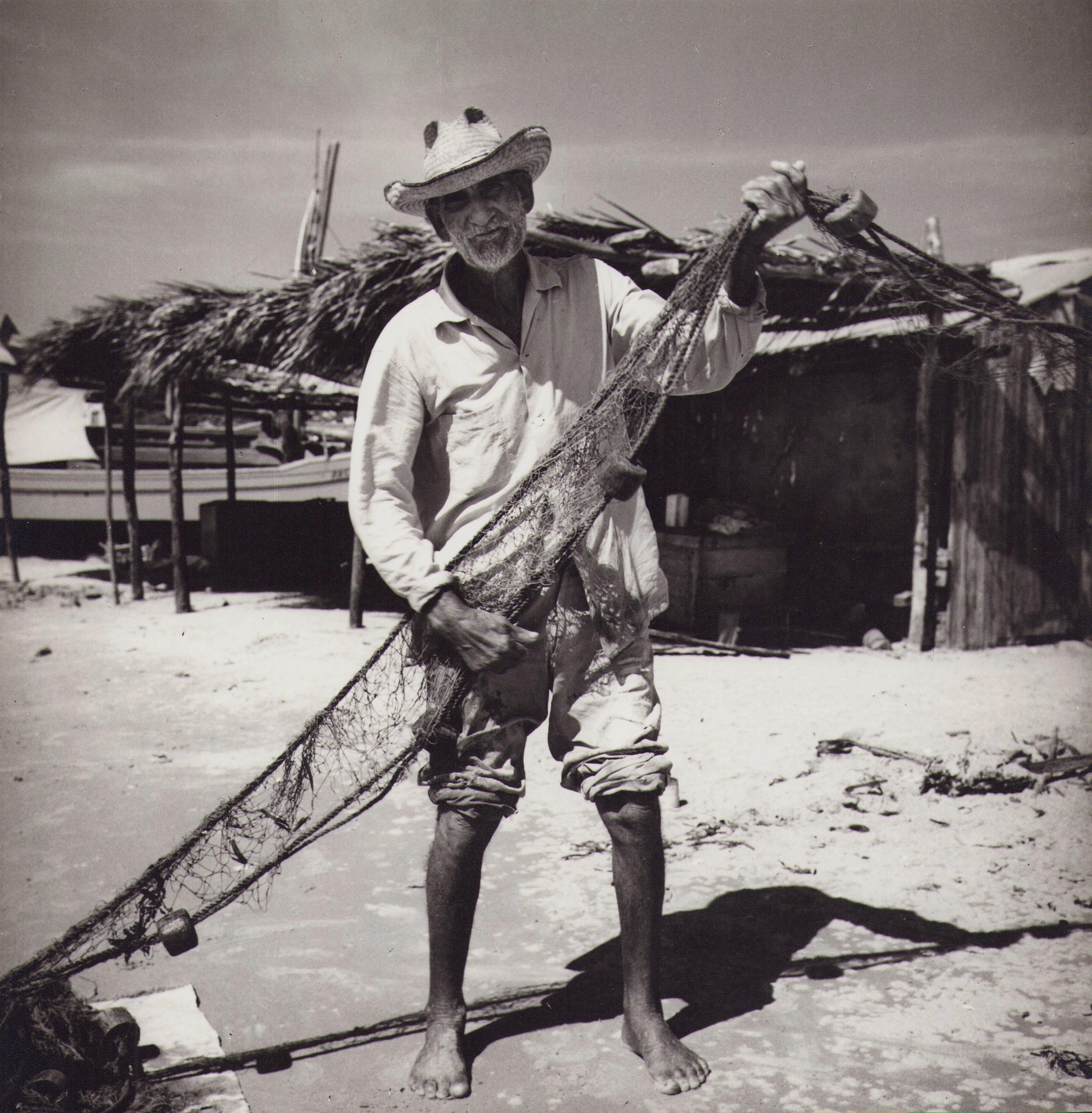 Black and White Photograph de Hanna Seidel - Venezuela, Pescador, Fotografía en blanco y negro, años 60, 24,4 x 24 cm