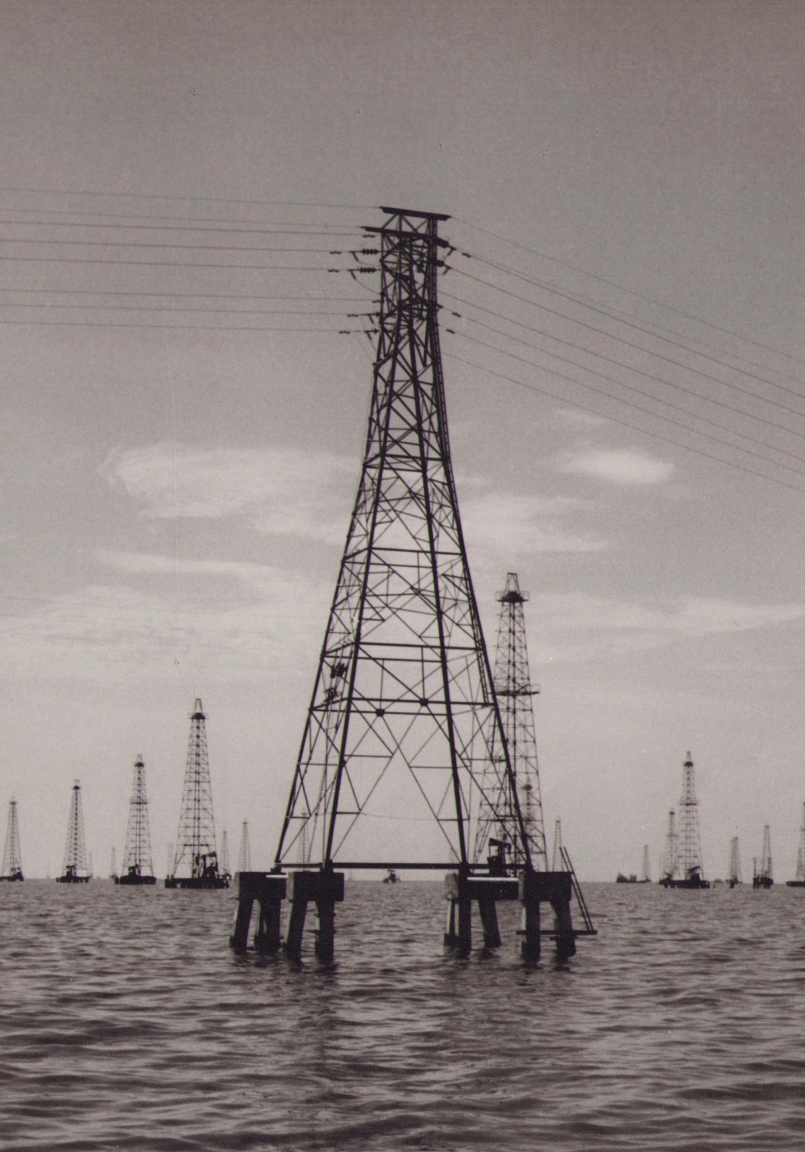 Venezuela, huile, lac, photographie en noir et blanc, années 1960, 23, 4 x 29, 5 cm - Photograph de Hanna Seidel
