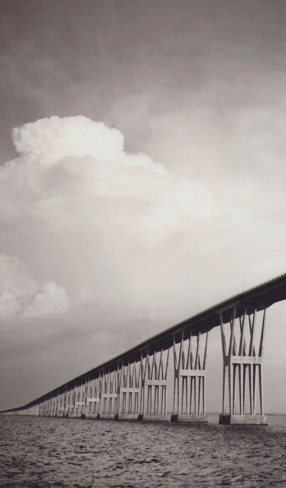 Venezuela, Brücke, Maracaibo, Schwarz-Weiß-Fotografie, 1960er Jahre, 26,3 x 23,8 cm – Photograph von Hanna Seidel