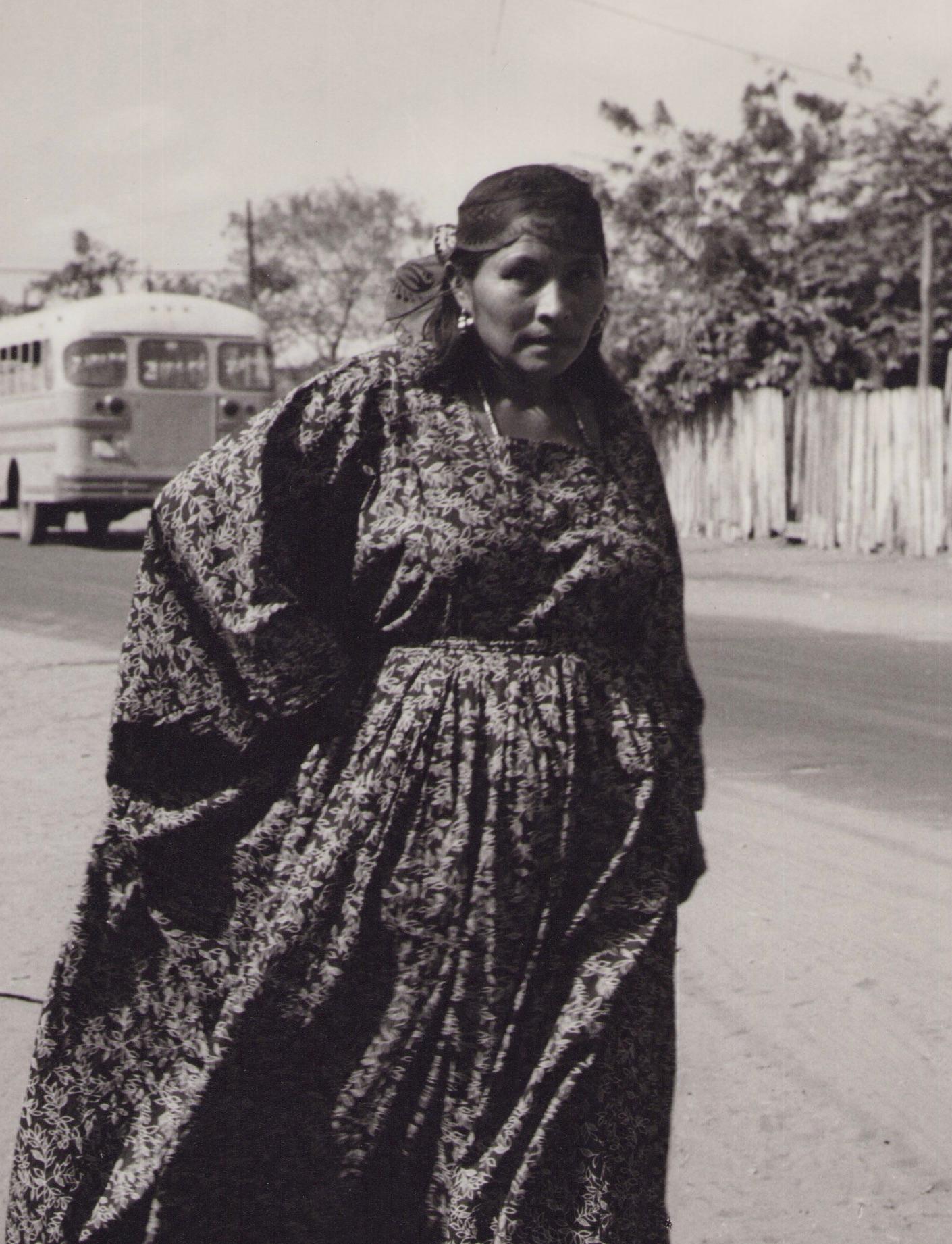 Vénézuélienne, Femme, photographie en noir et blanc, années 1960, 29 x 23,8 cm - Photograph de Hanna Seidel
